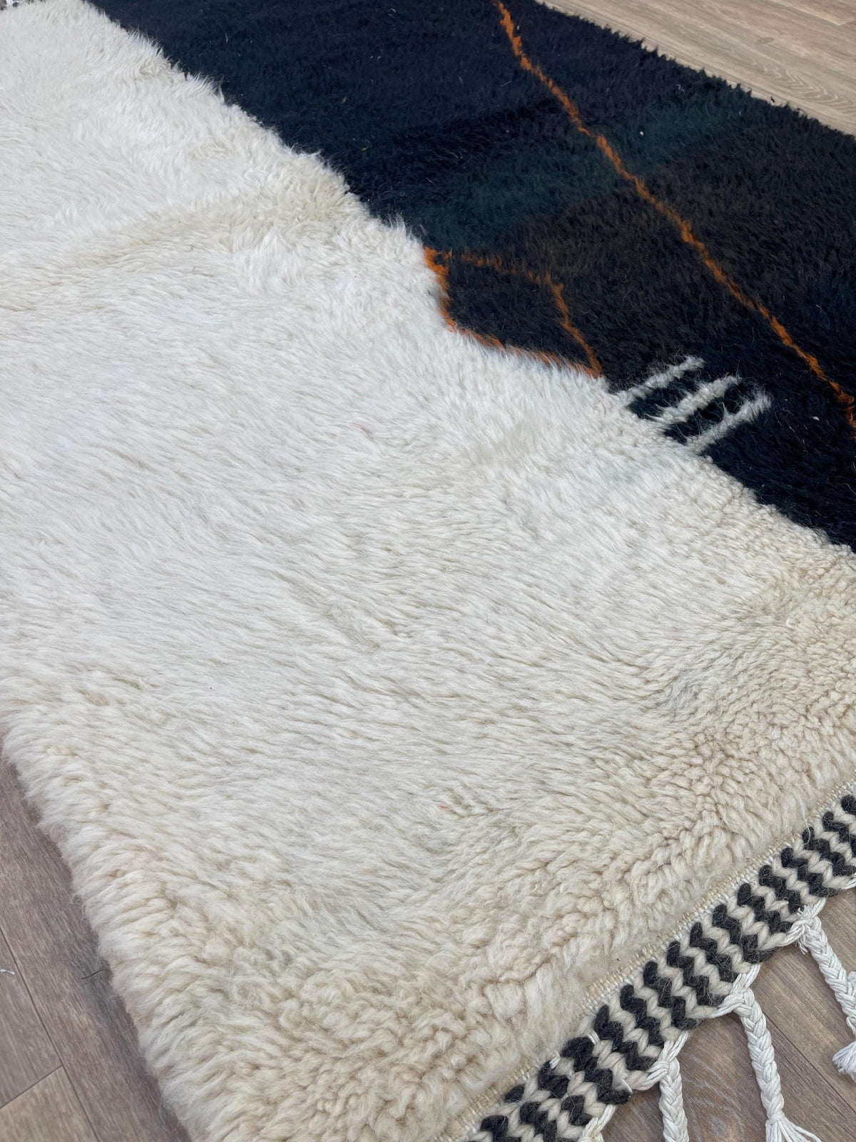 Gros plan sur la laine du tapis berbère Sabrilt, texture de la laine naturelle et nuances du poil
