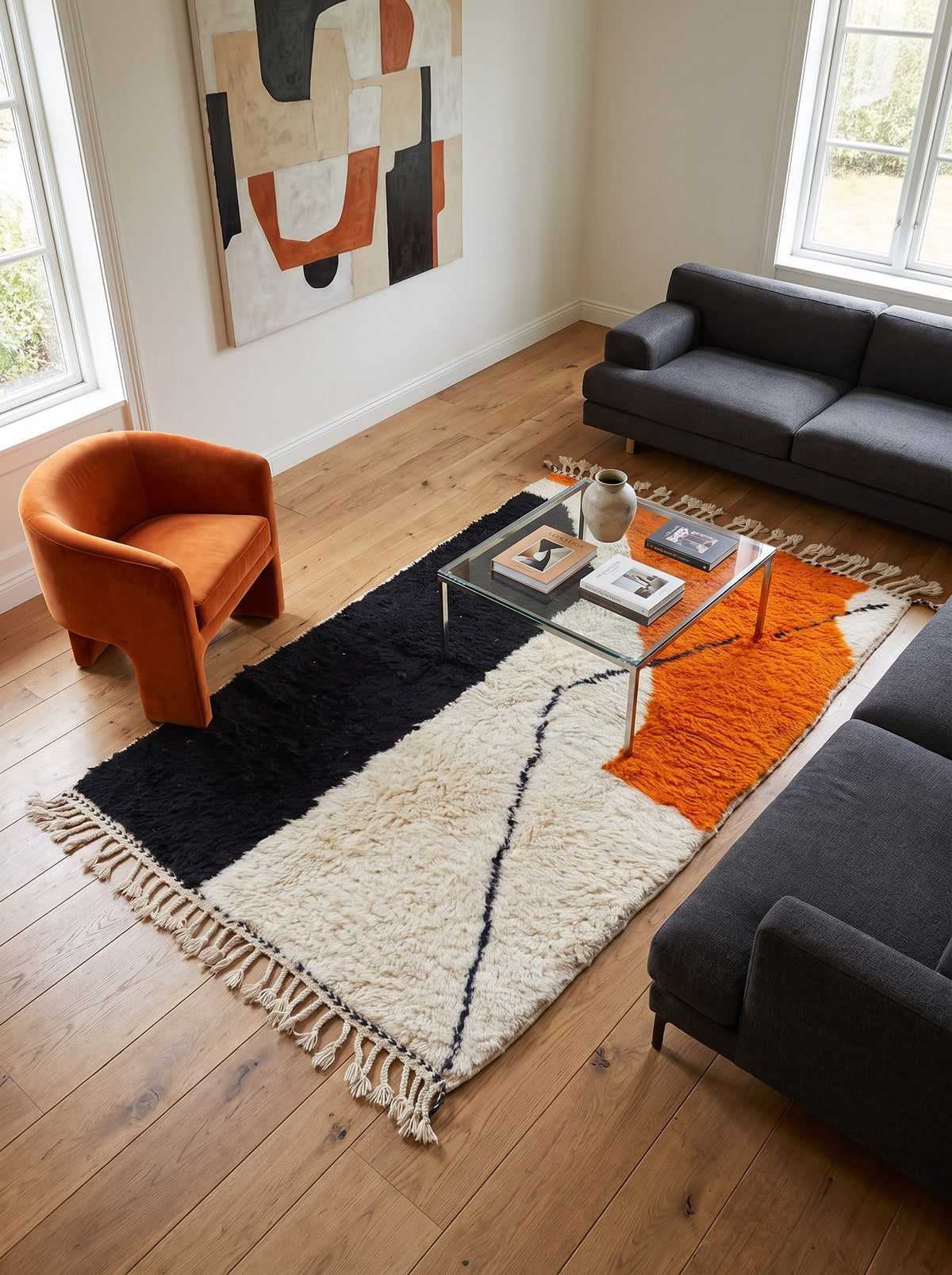 Tapis berbère graphique noir et orange Mouzal dans un autre salon, noué main au Maroc