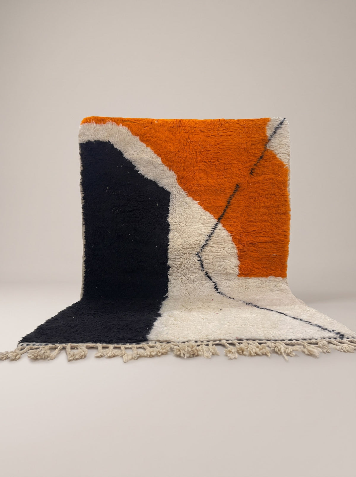 Tapis berbère graphique noir et orange Mouzal suspendu, pièce unique nouée main au Maroc