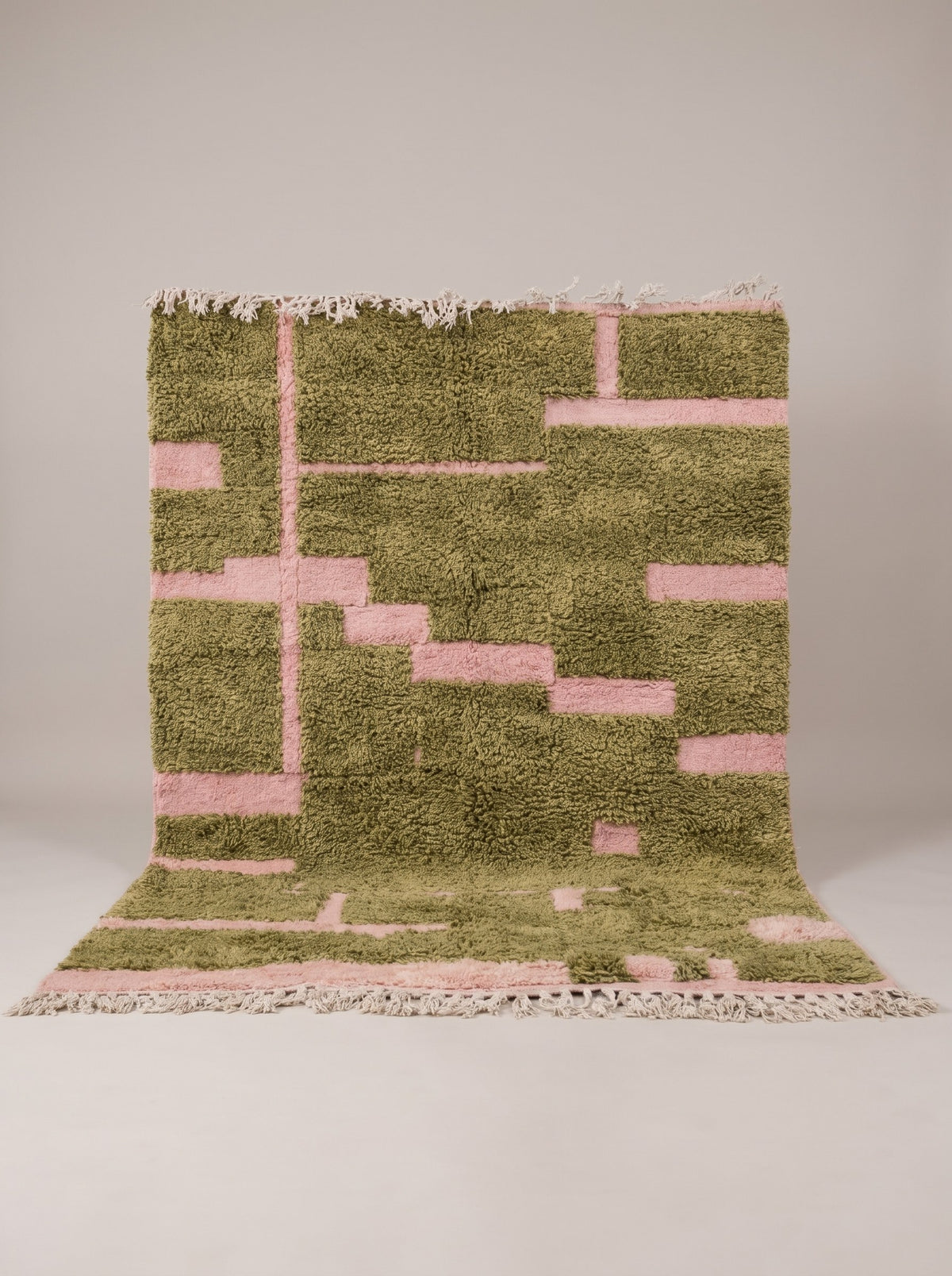 Tapis berbère graphique olive et rose Tinsal suspendu, pièce unique nouée main au Maroc