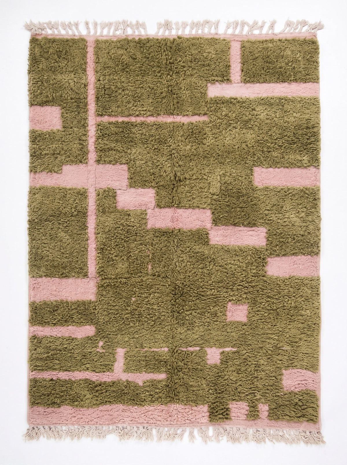 Tapis berbère graphique olive et rose Tinsal vu à plat, fond vert olive à poil long, franges écrues