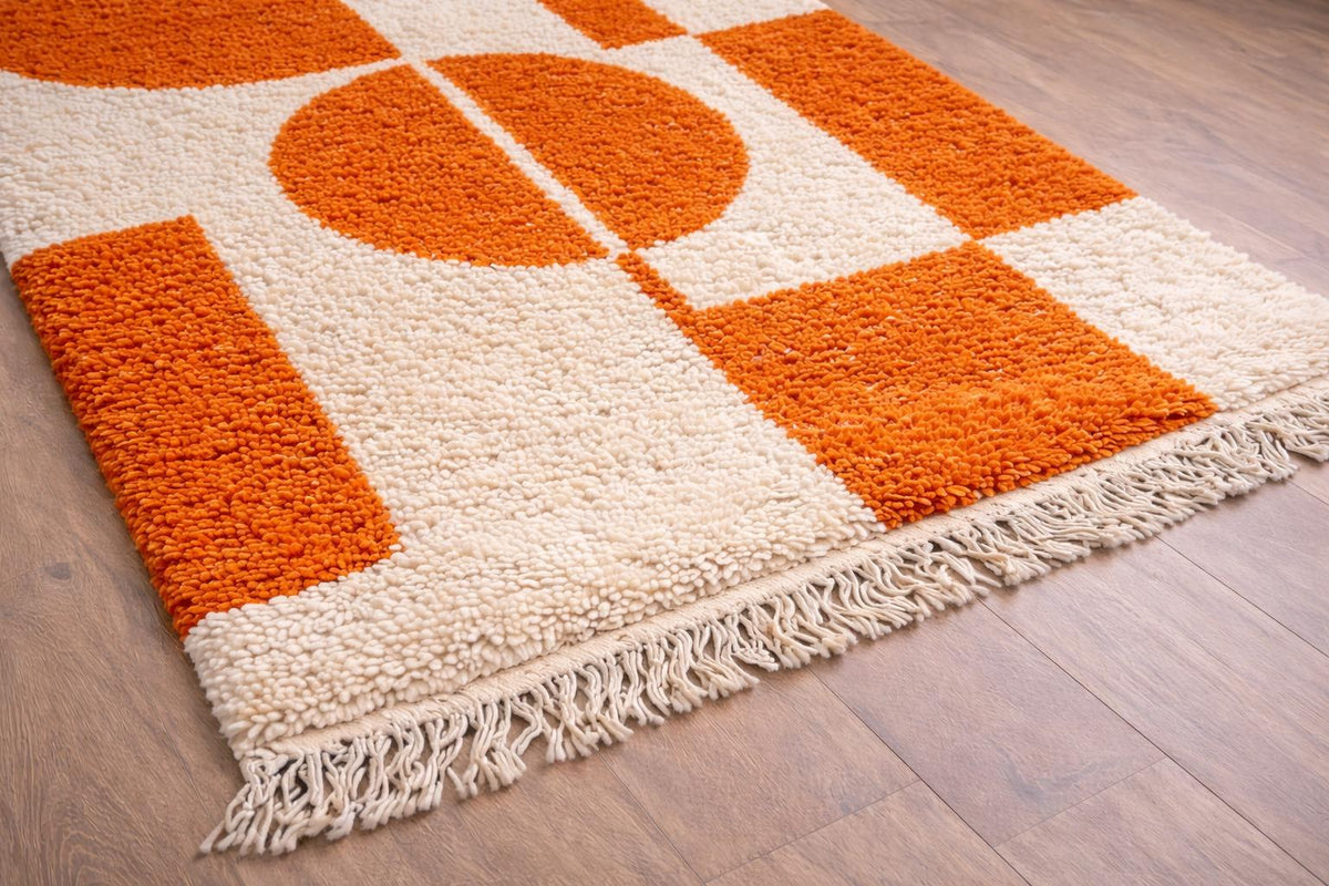 Close-up of the turned-up corner of the Asafu Berber rug, thickness of the medium pile and hand-woven back
