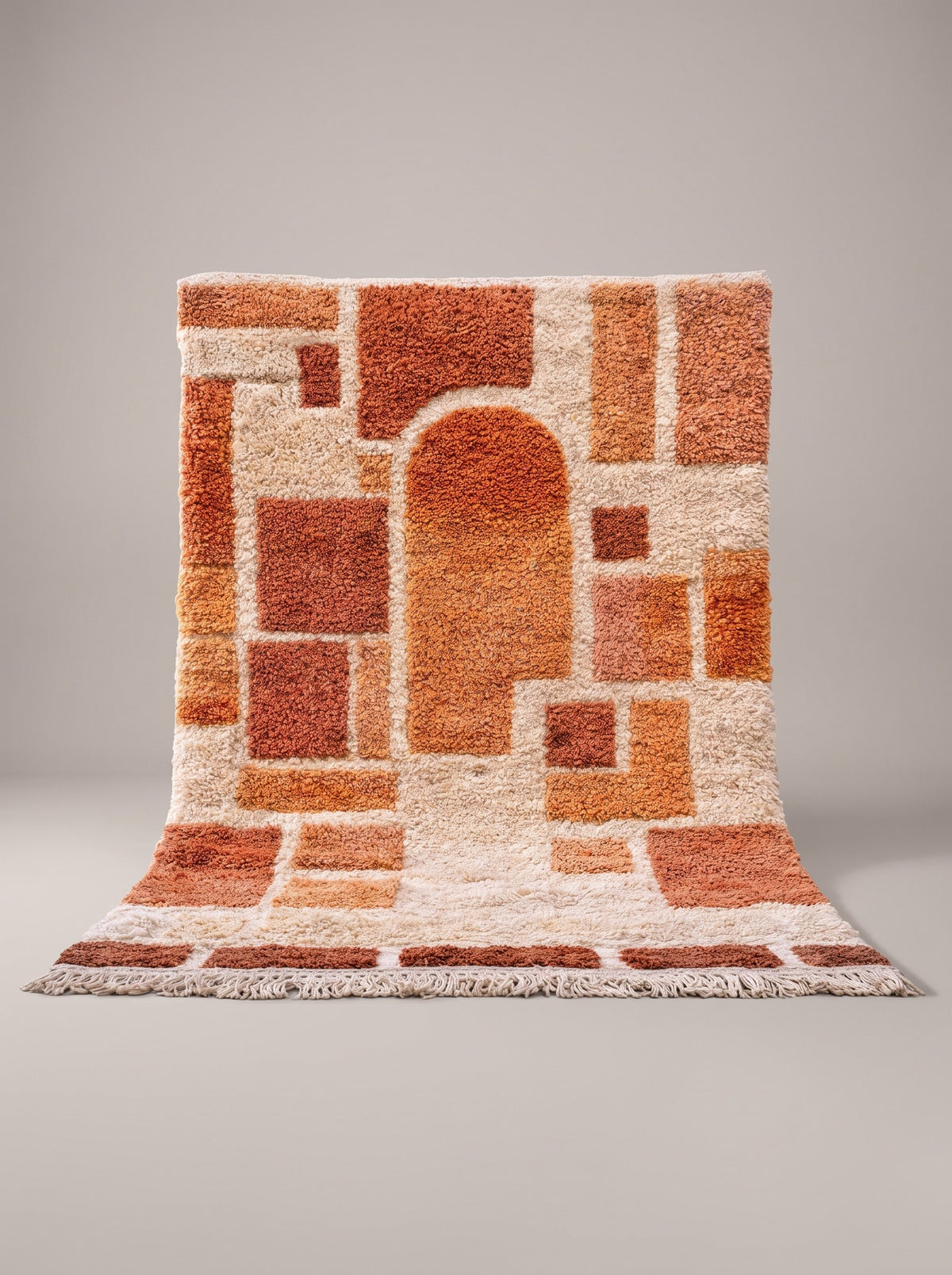 Tapis berbère graphique orange et blanc Tabburt suspendu, pièce unique nouée main au Maroc