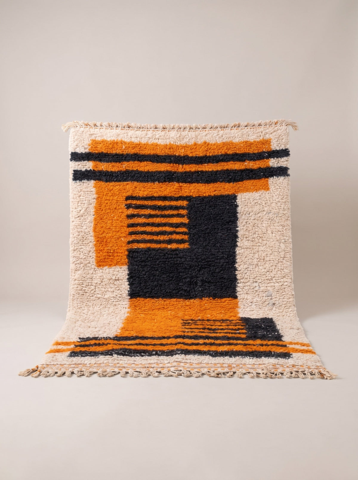 Tapis berbère graphique orange et noir Afunas suspendu, pièce unique nouée main au Maroc