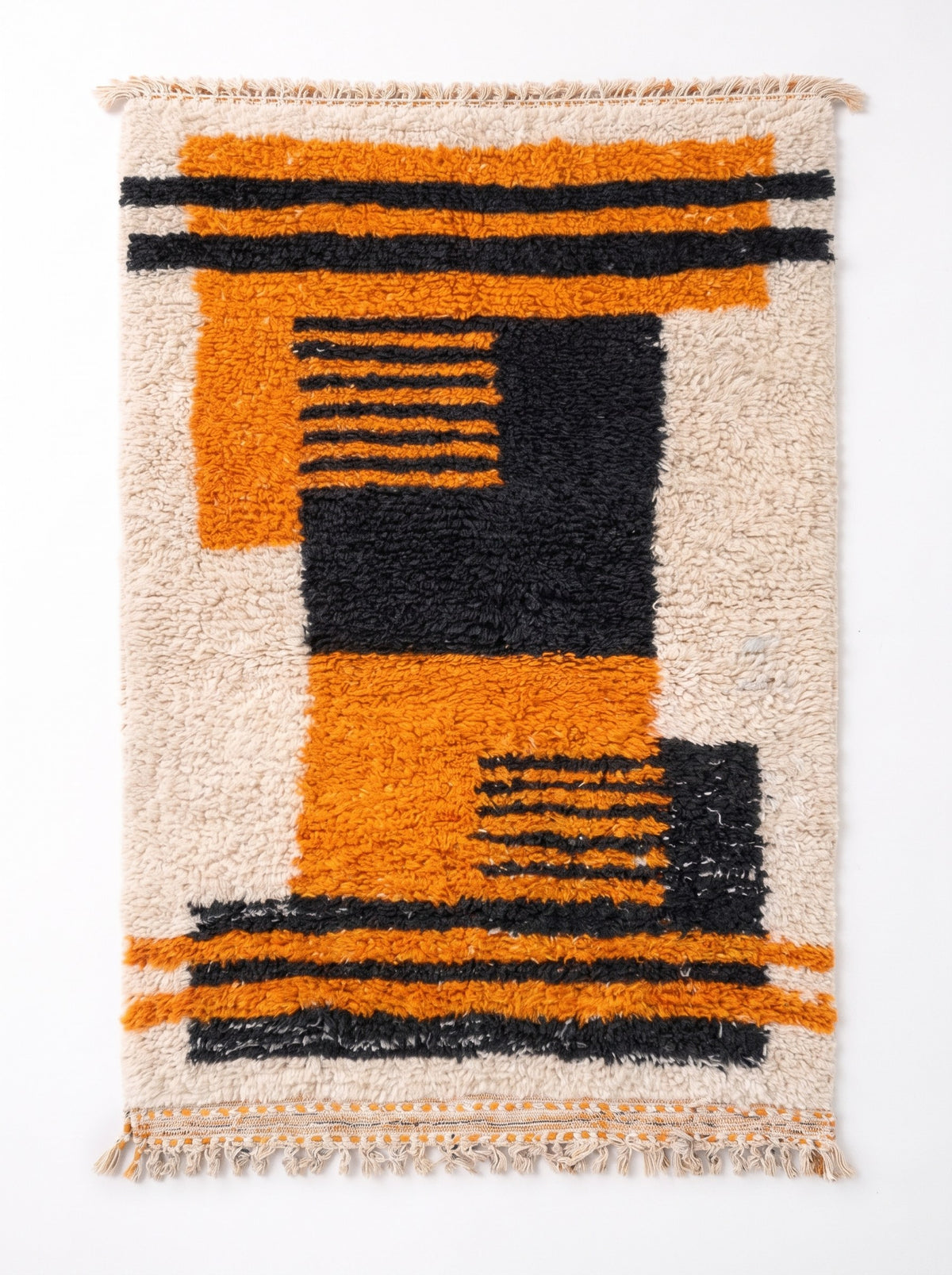 Tapis berbère graphique orange et noir Afunas vu à plat, champ à poil long, fond écru, franges écrues