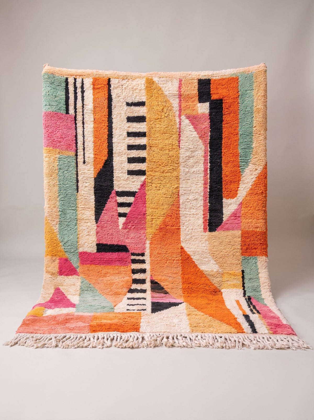 Tapis berbère graphique orange et rose Tinfou suspendu, pièce unique nouée main au Maroc