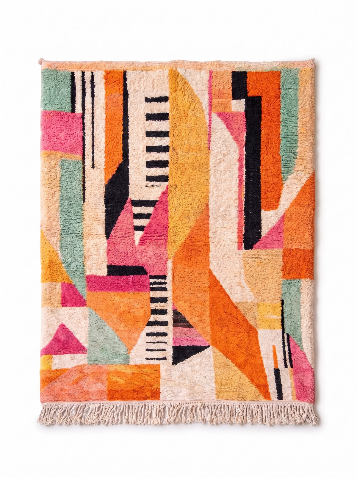 Tapis berbère graphique orange et rose Tinfou vu à plat, fond écru en aplats géométriques orange, franges écrues en bas seulement