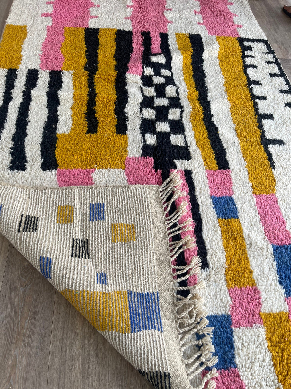 Gros plan sur l'envers du tapis berbère Timidarte, nœuds visibles sur la chaîne de coton, sans dossier