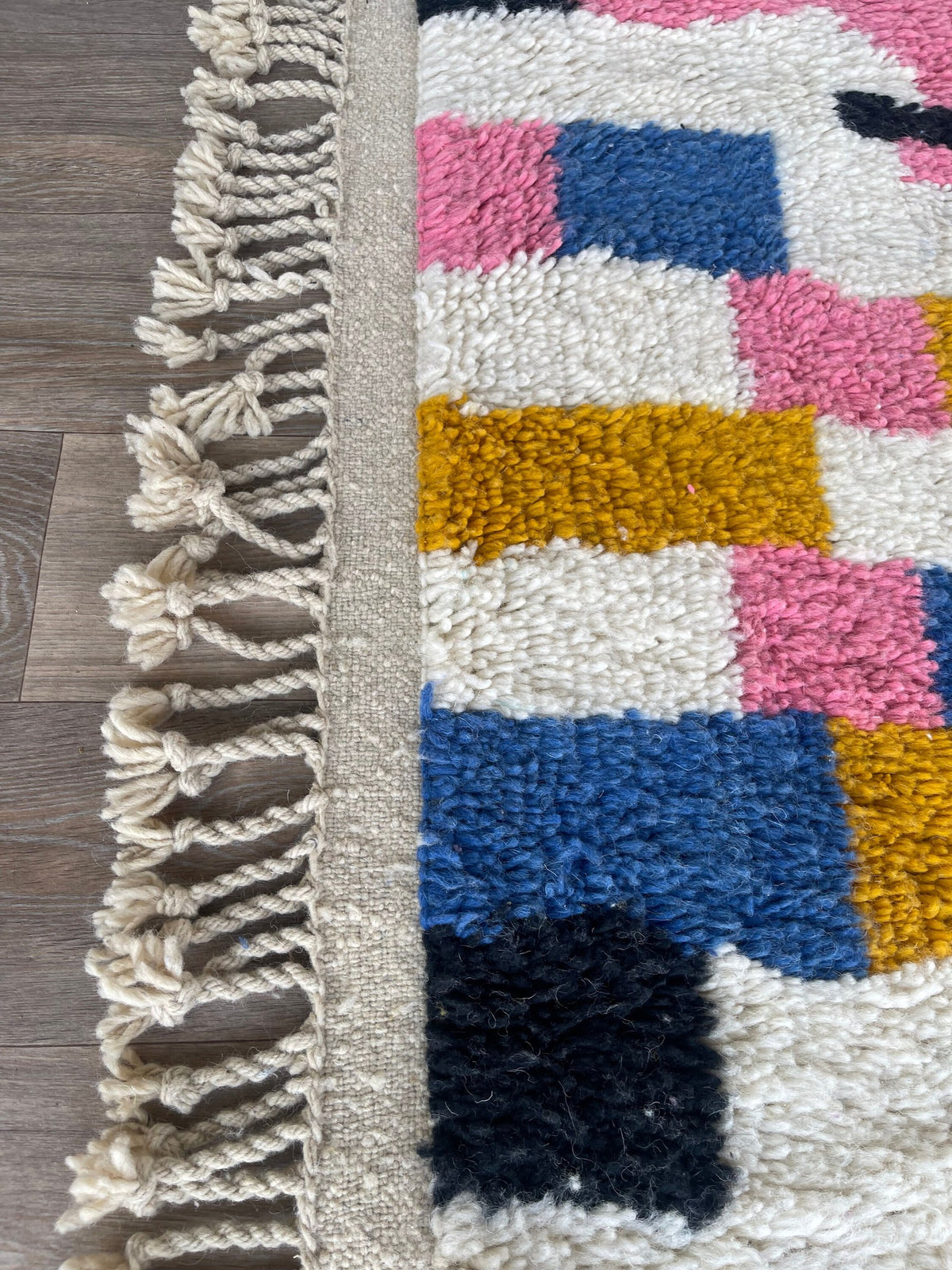 Gros plan sur les franges du tapis berbère Timidarte, attache des franges et dernière rangée de nœuds