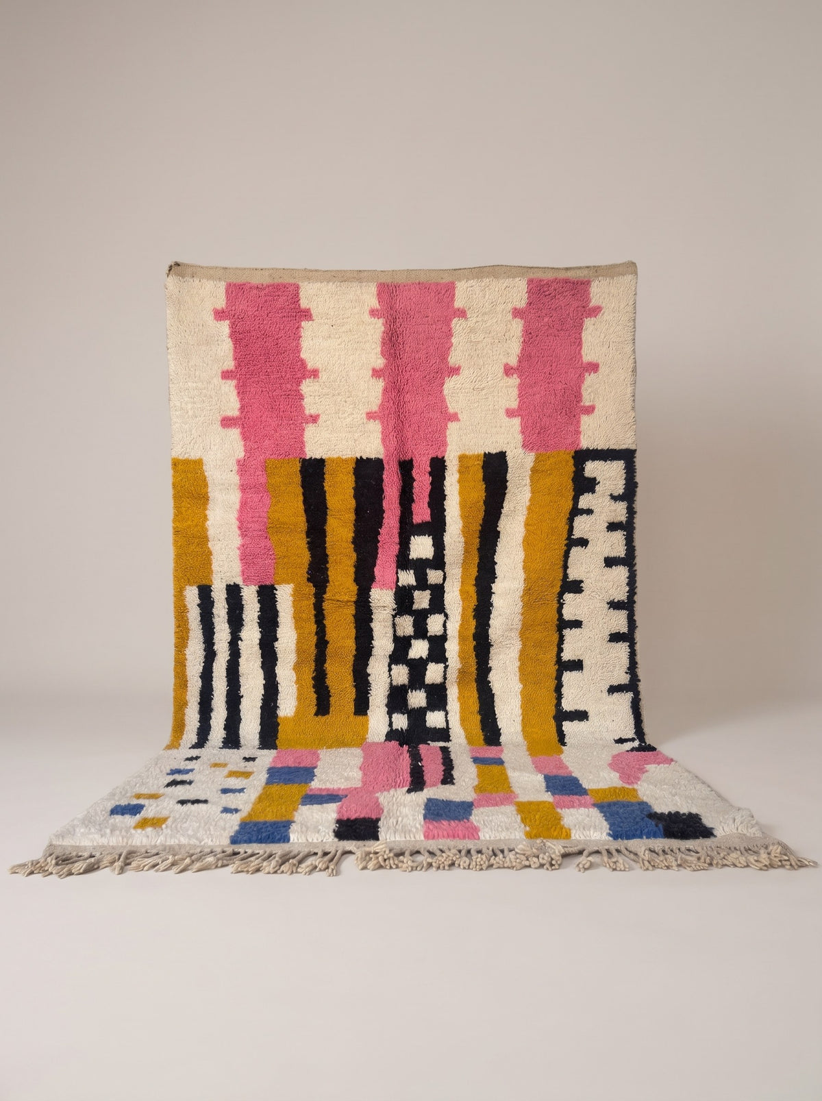 Tapis berbère graphique rose et moutarde Timidarte suspendu, pièce unique nouée main au Maroc