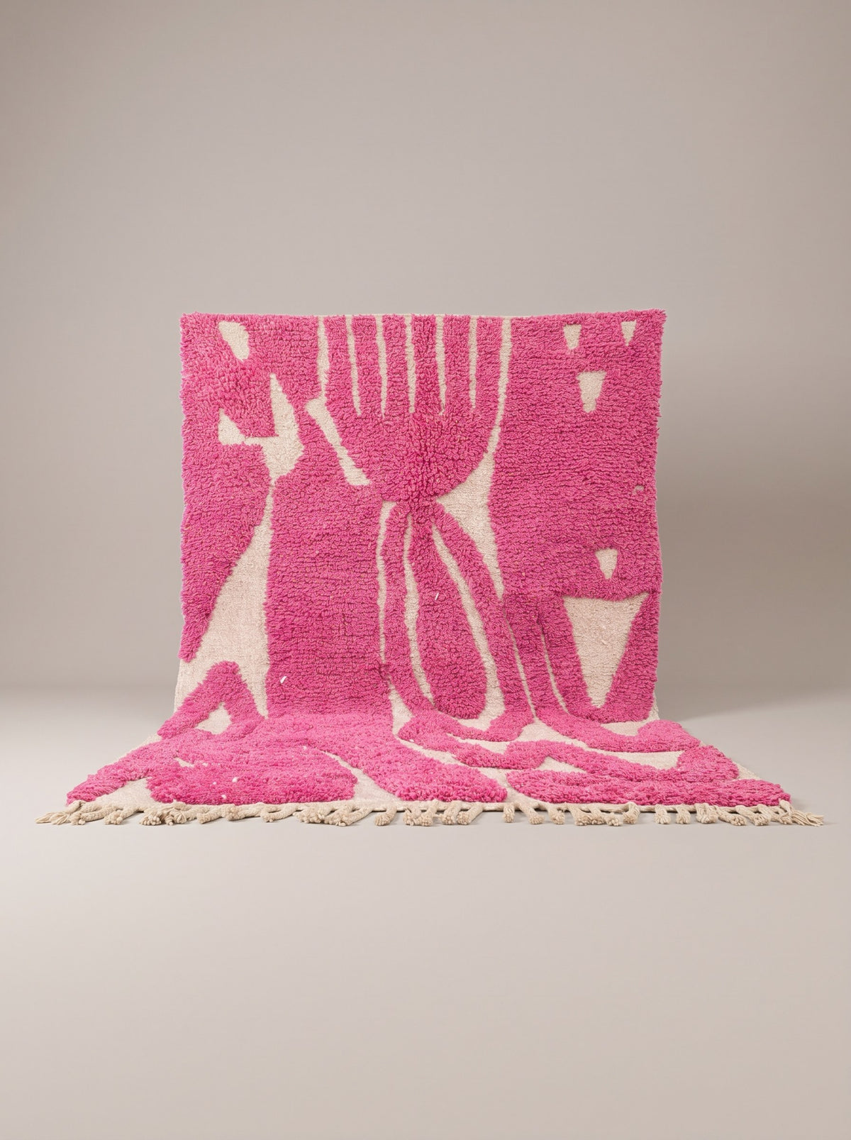 Tapis berbère graphique rose fuchsia Izmal suspendu, pièce unique nouée main au Maroc