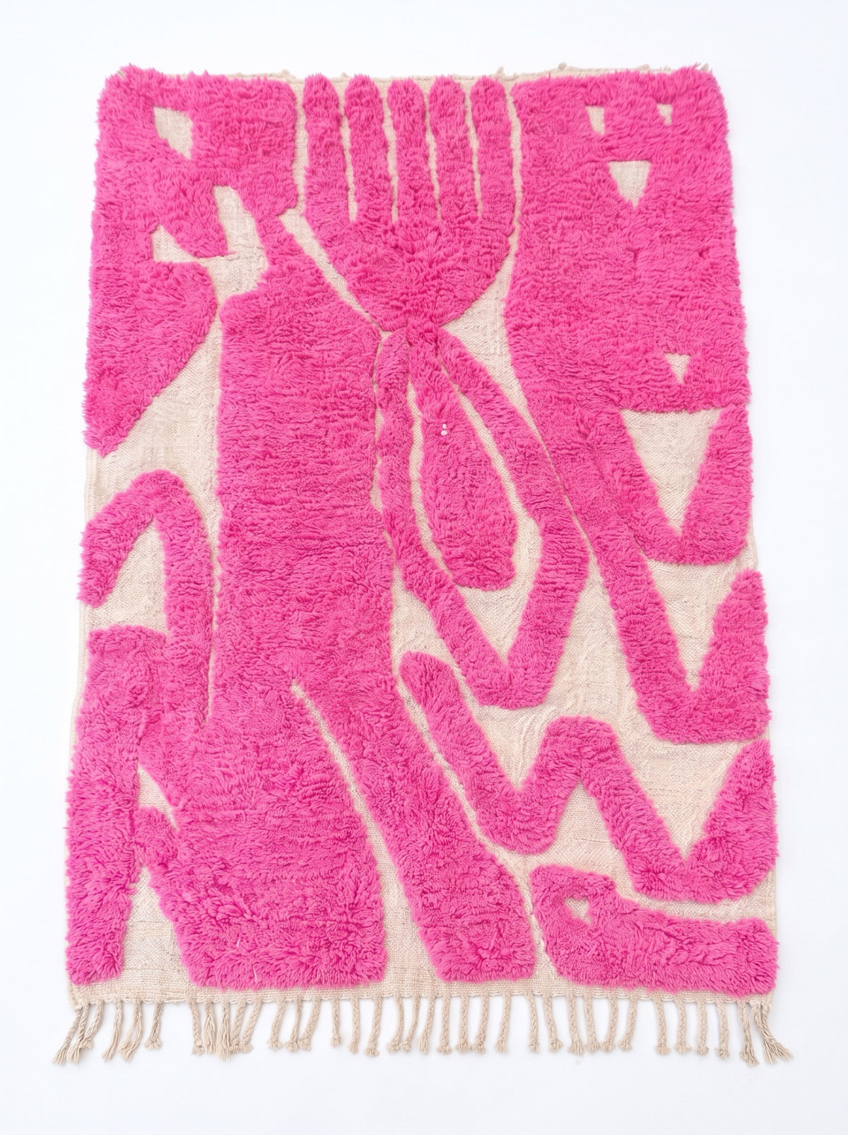 Tapis berbère graphique rose fuchsia Izmal vu à plat, formes libres rose fuchsia en laine touffue, franges écrues en bas seulement
