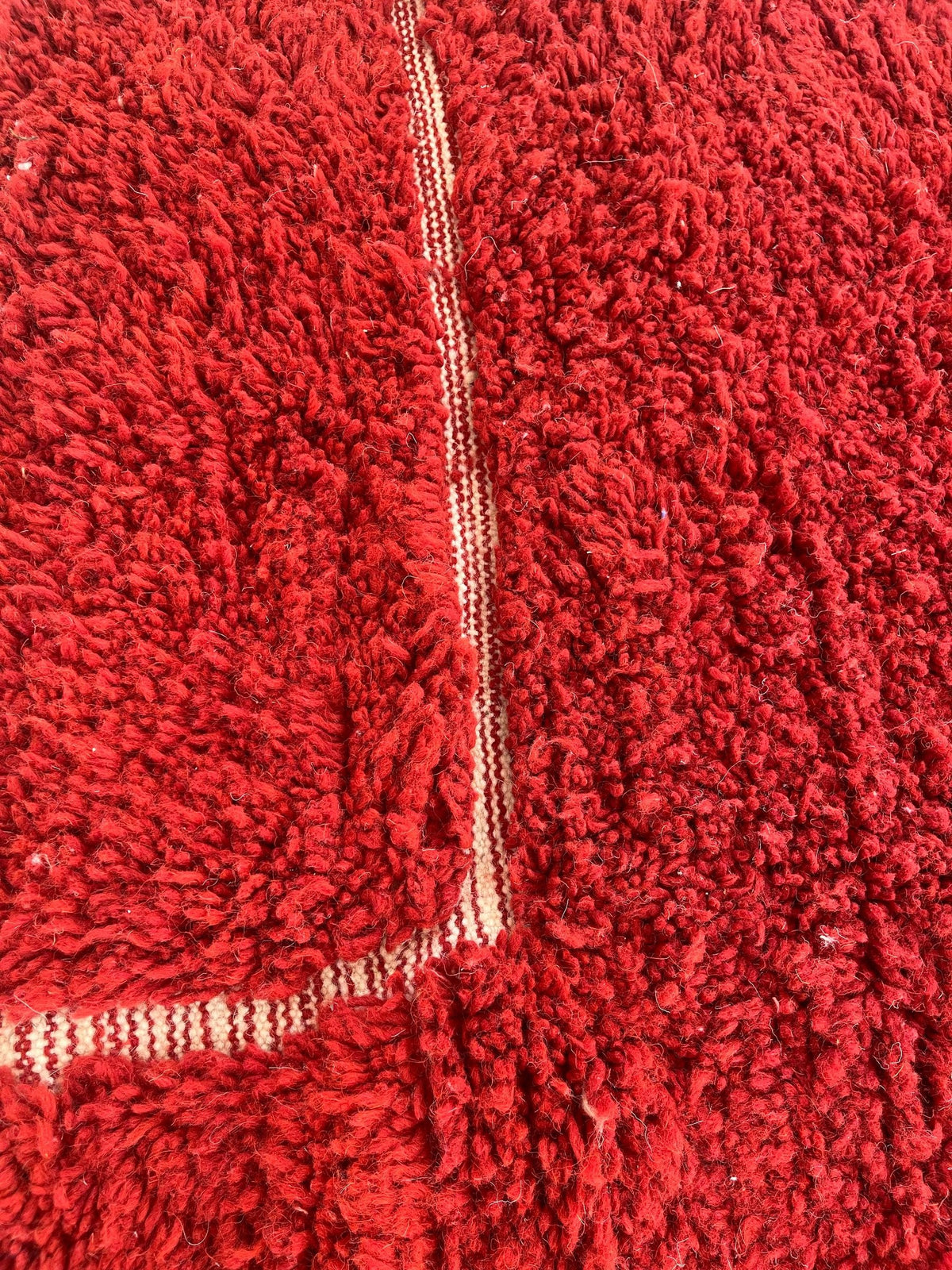 Close-up of the wool of the Telouet Berber rug, texture of the natural wool and shades of the pile