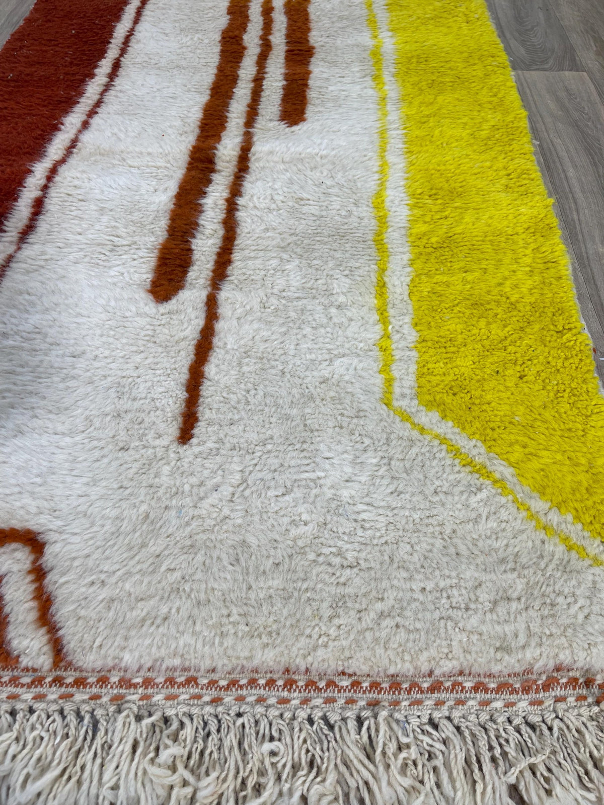 Close-up of the fringes on the Haouza Berber rug, ecru, knotted by hand