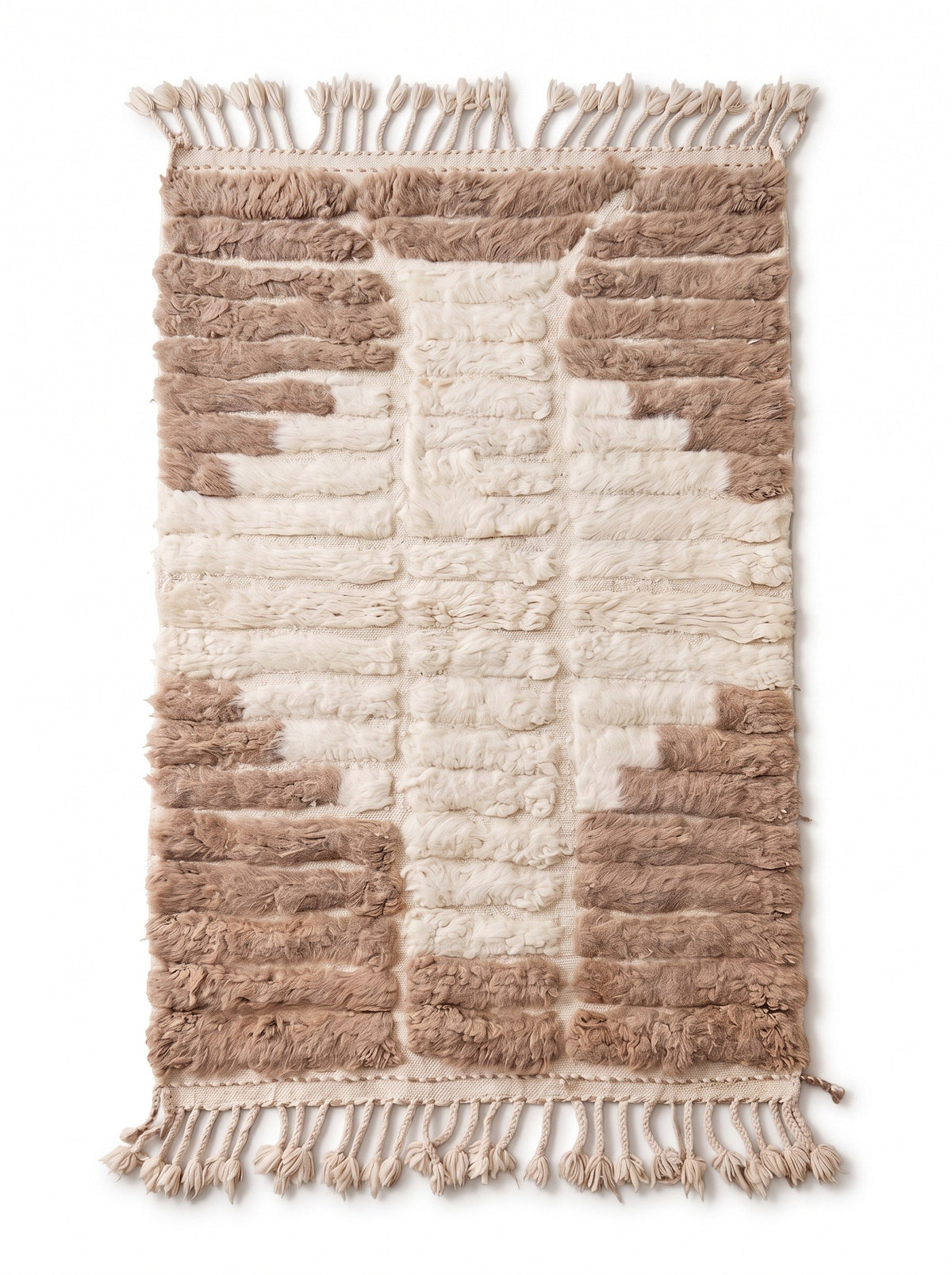 Tapis berbère graphique taupe et blanc Tarkeddit vu à plat, laine non teinte, rangées de mèches longues posées