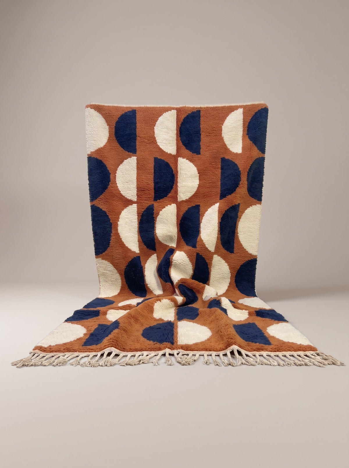 Tapis berbère graphique terracotta et bleu nuit Ziri suspendu, pièce unique nouée main au Maroc