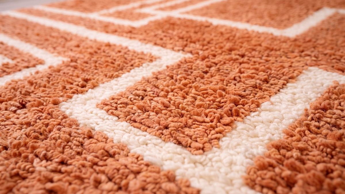 Gros plan sur la laine du tapis berbère Khorbat, poil terracotta noué à la main