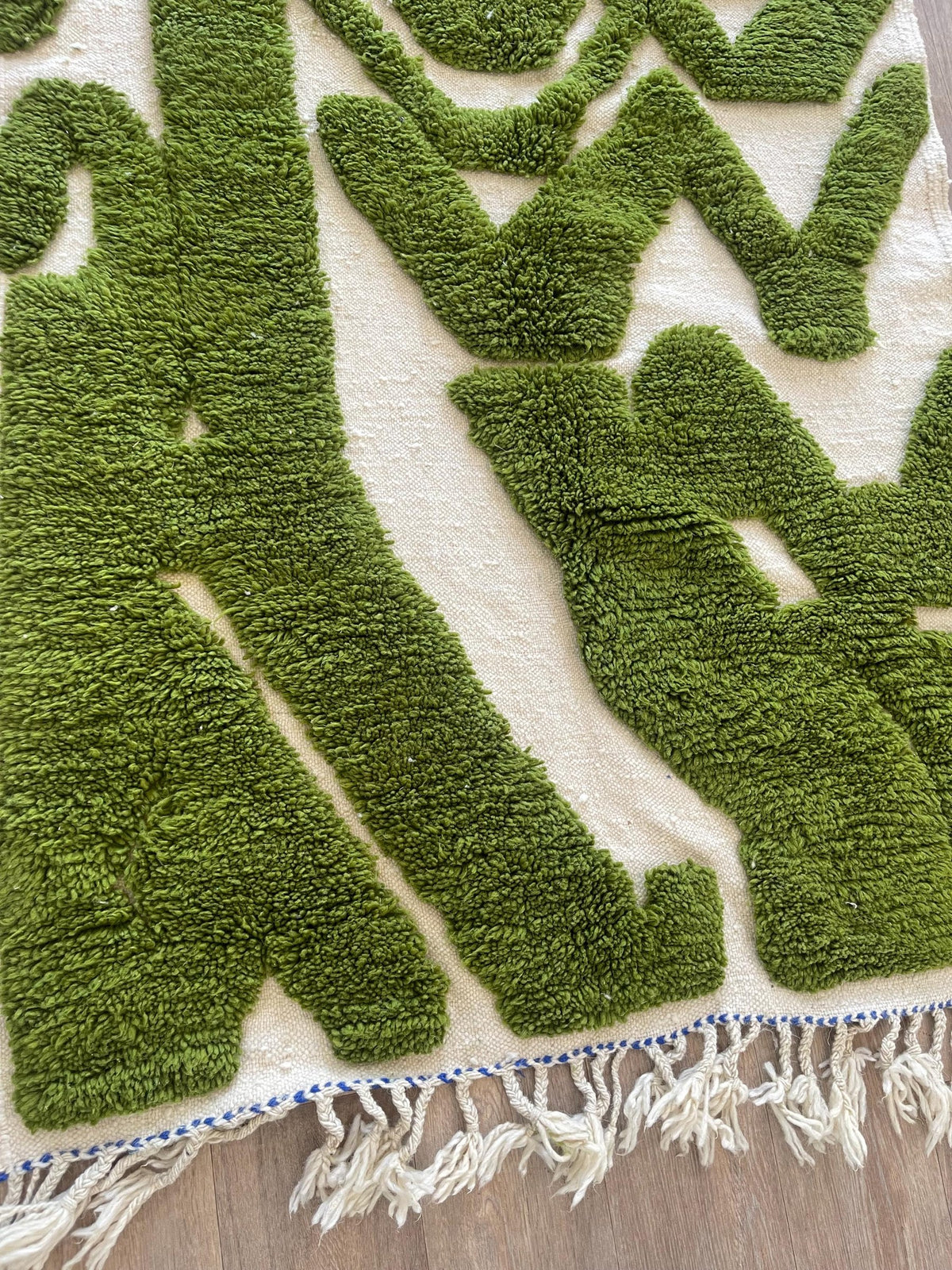 Gros plan sur les franges du tapis berbère Maamora, écrues, nouées à la main