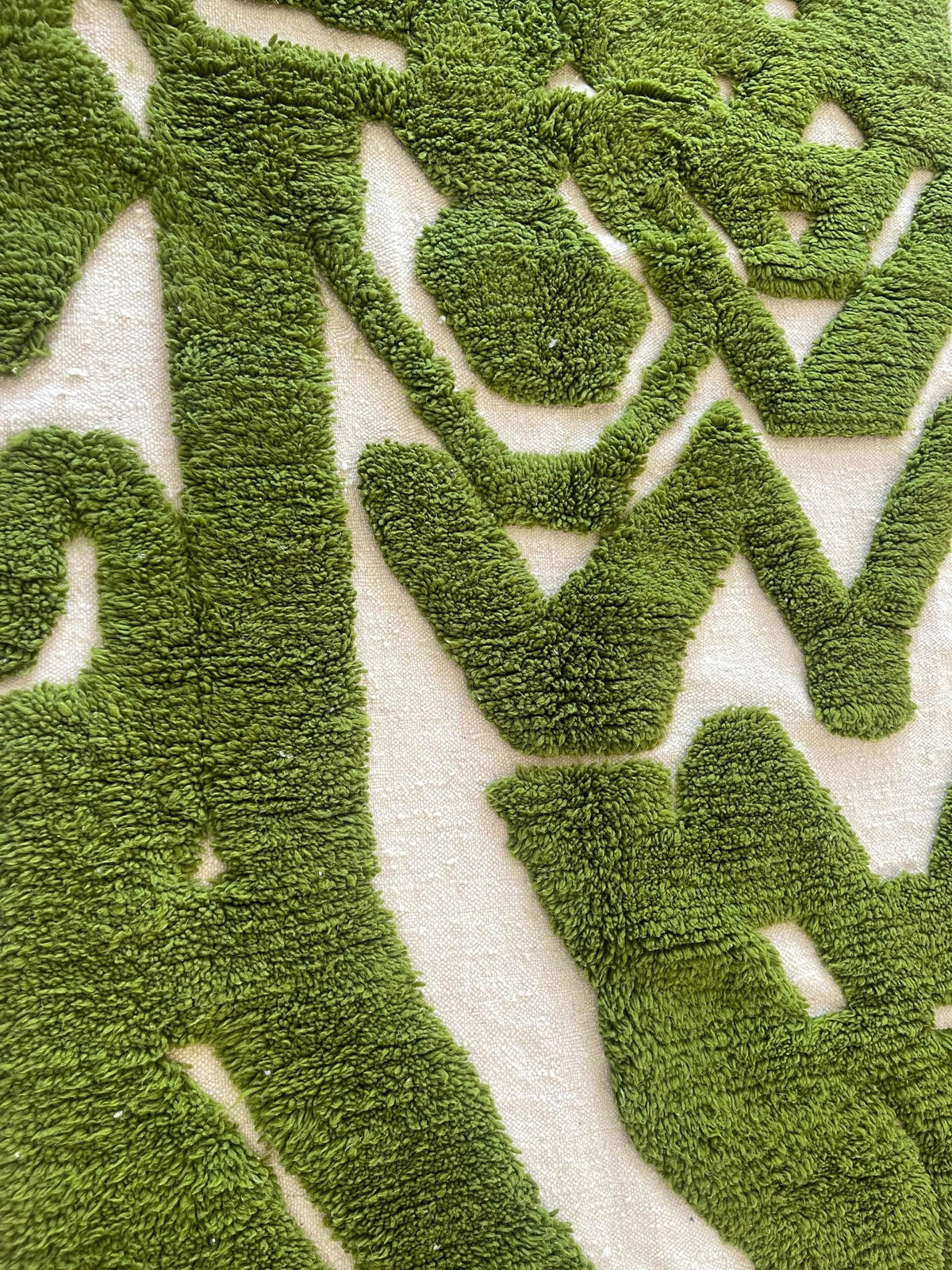 Gros plan sur la laine du tapis berbère Maamora, texture de la laine naturelle et nuances du poil