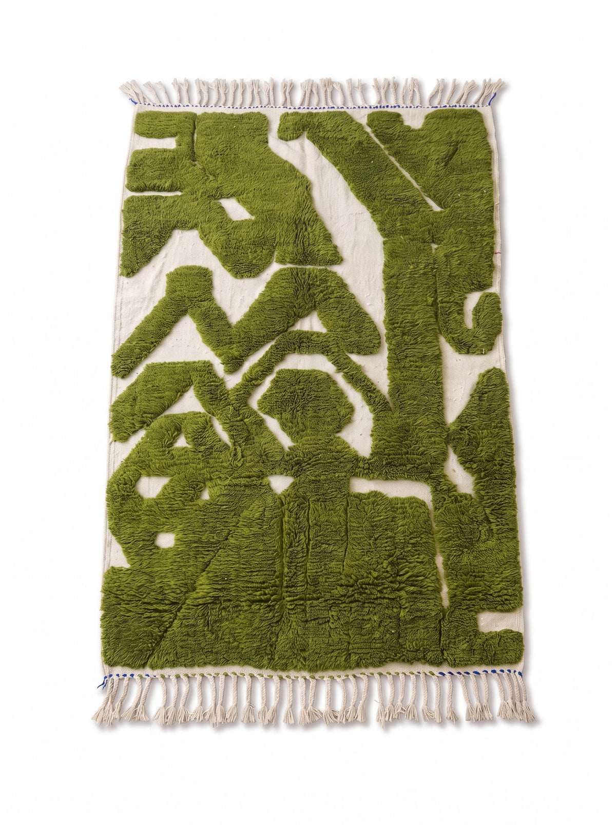 Tapis berbère graphique vert et blanc Maamora vu à plat, fond écru tissé plat, formes vertes épaisses découpées, franges écrues