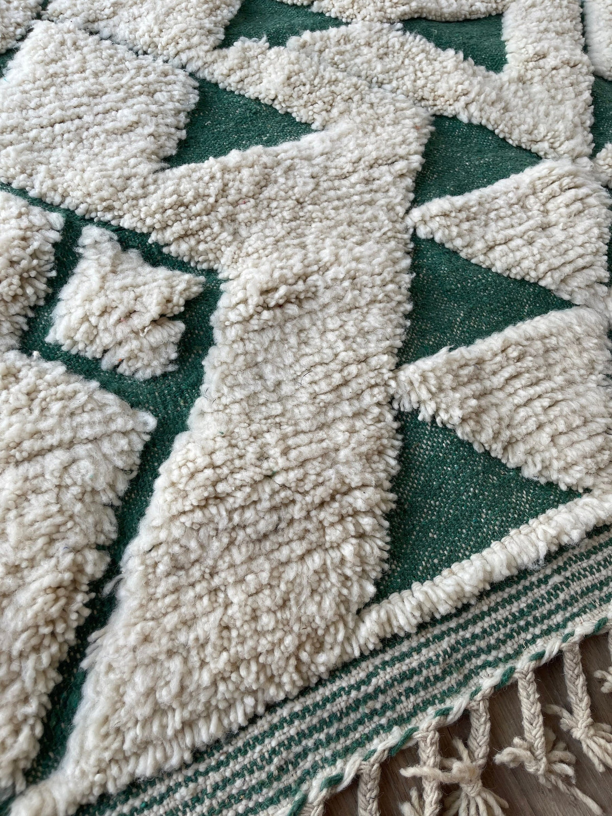 Gros plan sur les franges du tapis berbère Sezlan, attache des franges et dernière rangée de nœuds