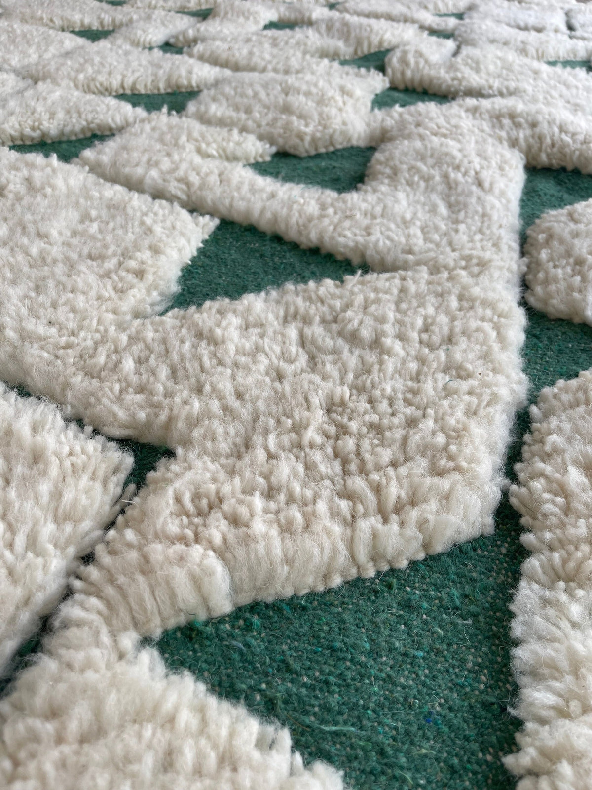 Gros plan sur la laine du tapis berbère Sezlan, texture de la laine naturelle et nuances du poil