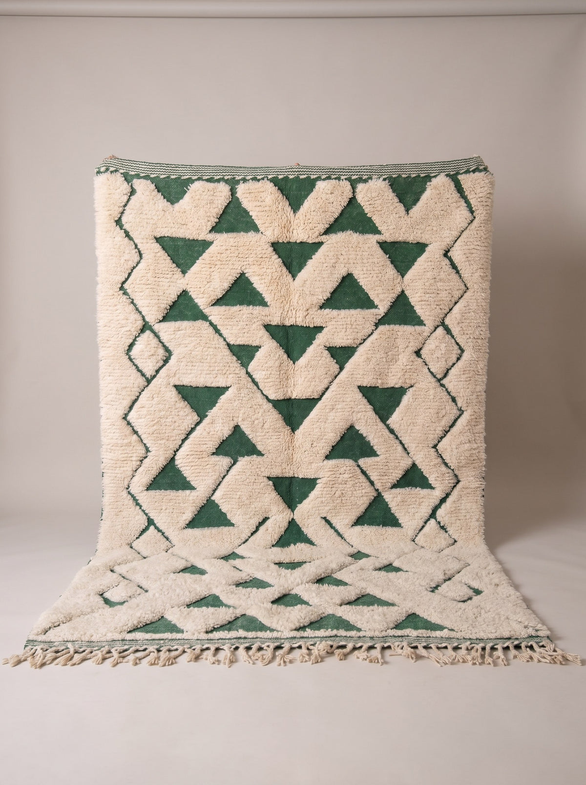 Tapis berbère graphique vert et blanc Sezlan suspendu, pièce unique nouée main au Maroc