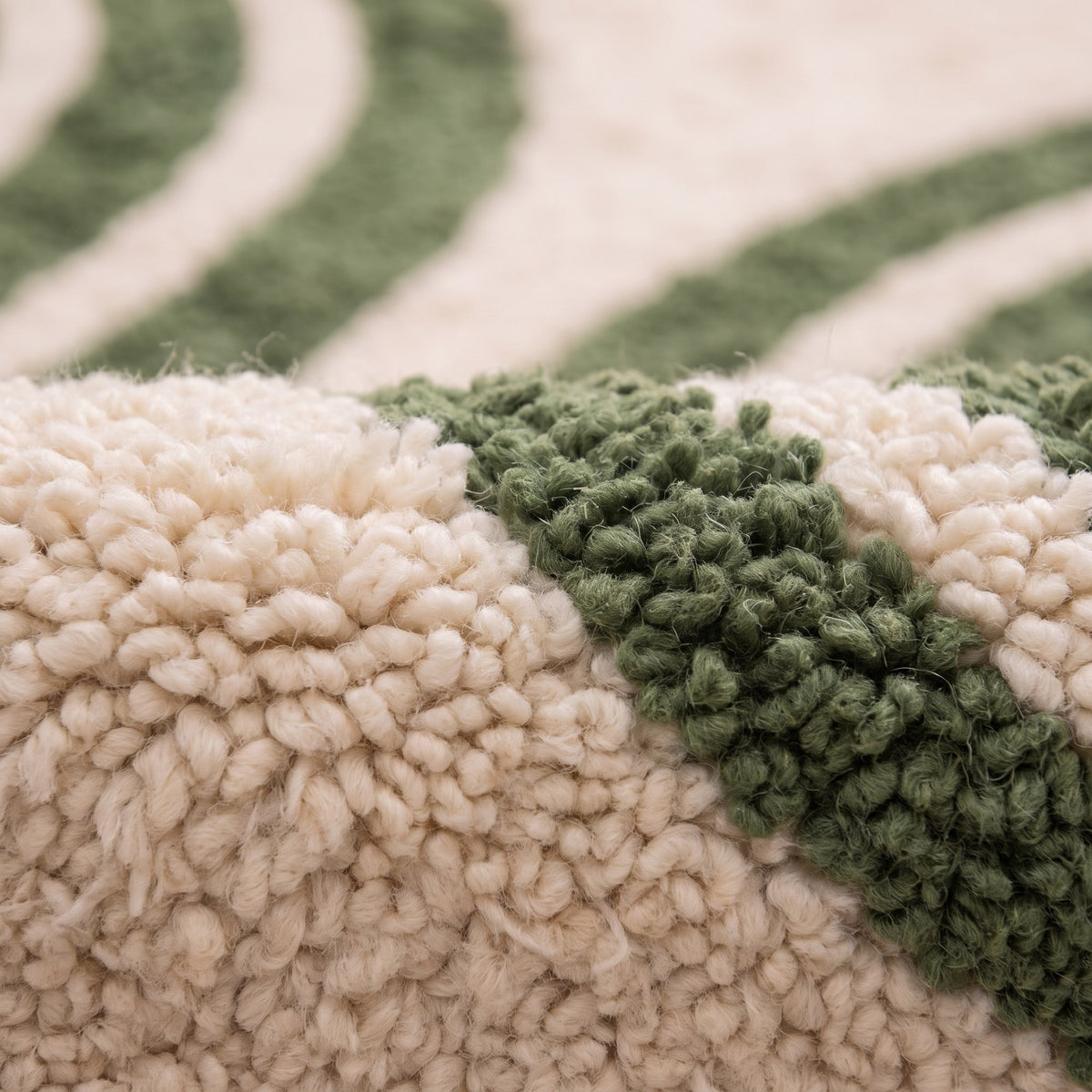 Gros plan sur un motif du tapis berbère Tensift, fond écru à poil bouclé dense