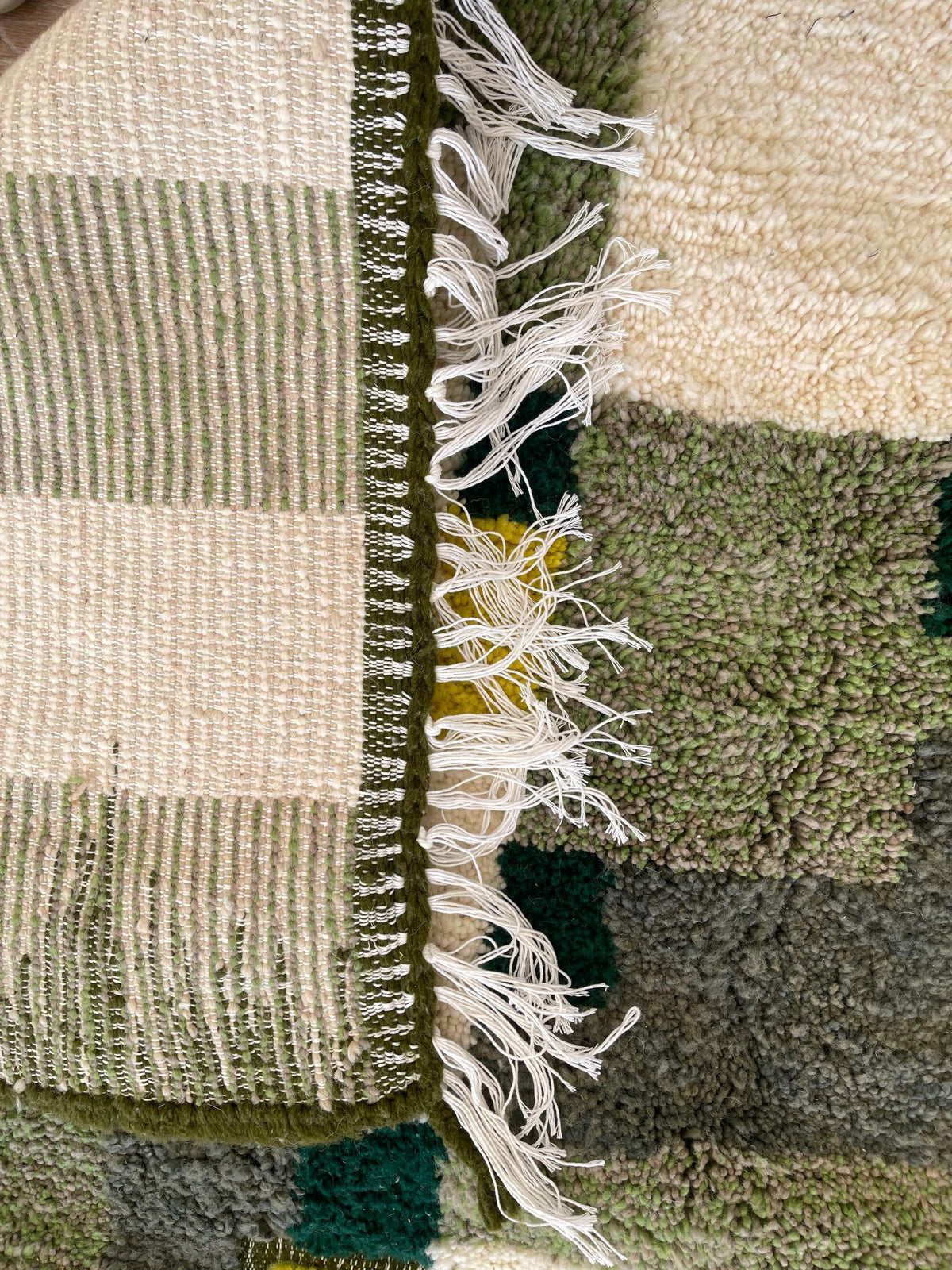 Gros plan sur l'envers du tapis berbère Taliouine, nœuds visibles sur la chaîne de coton, sans dossier