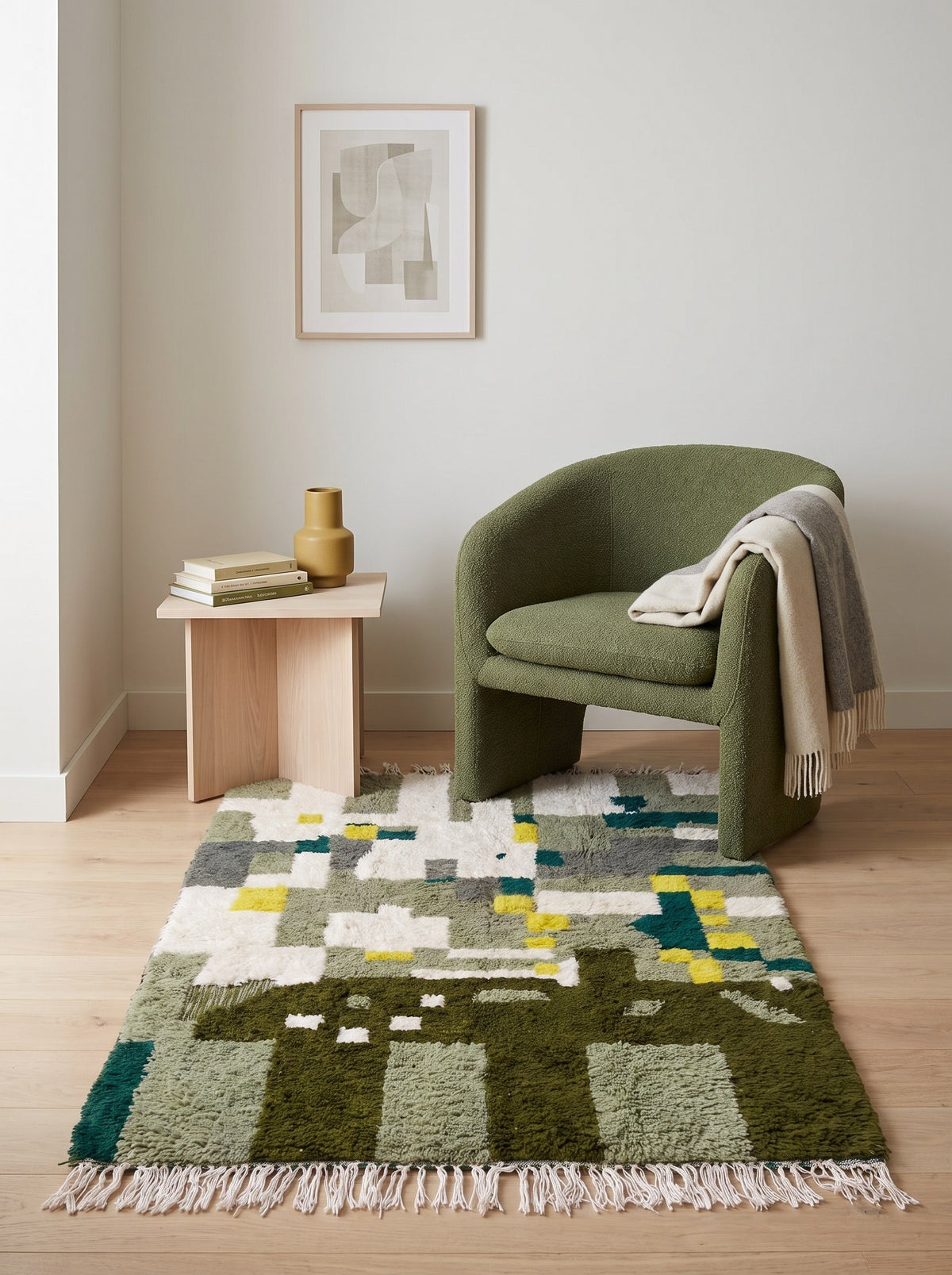 Tapis berbère graphique vert et jaune Taliouine dans un coin lecture, noué main au Maroc