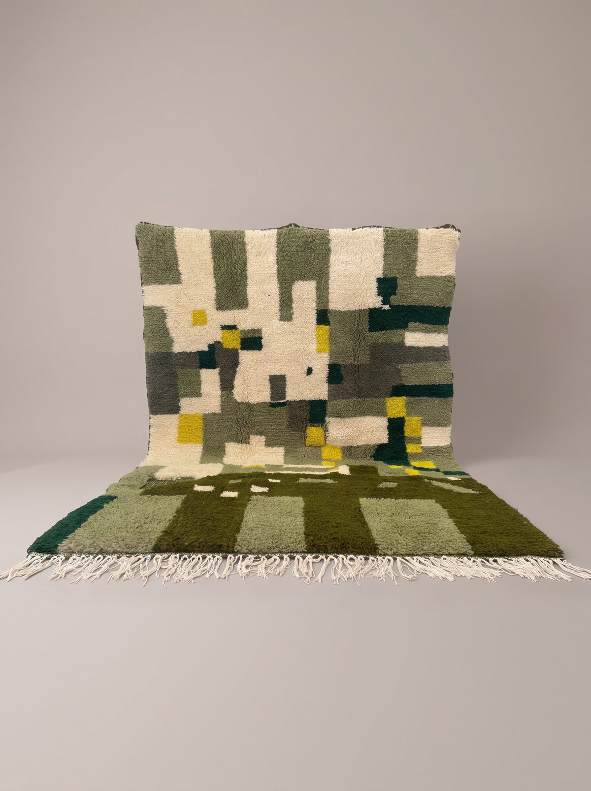 Tapis berbère graphique vert et jaune Taliouine suspendu, pièce unique nouée main au Maroc