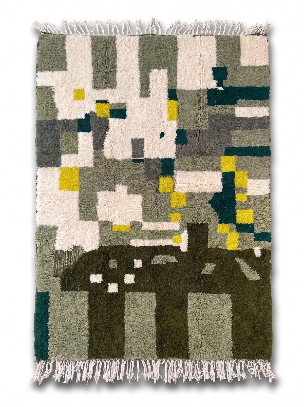Tapis berbère graphique vert et jaune Taliouine vu à plat, blocs pixelisés à poil long, moitié haute écrue