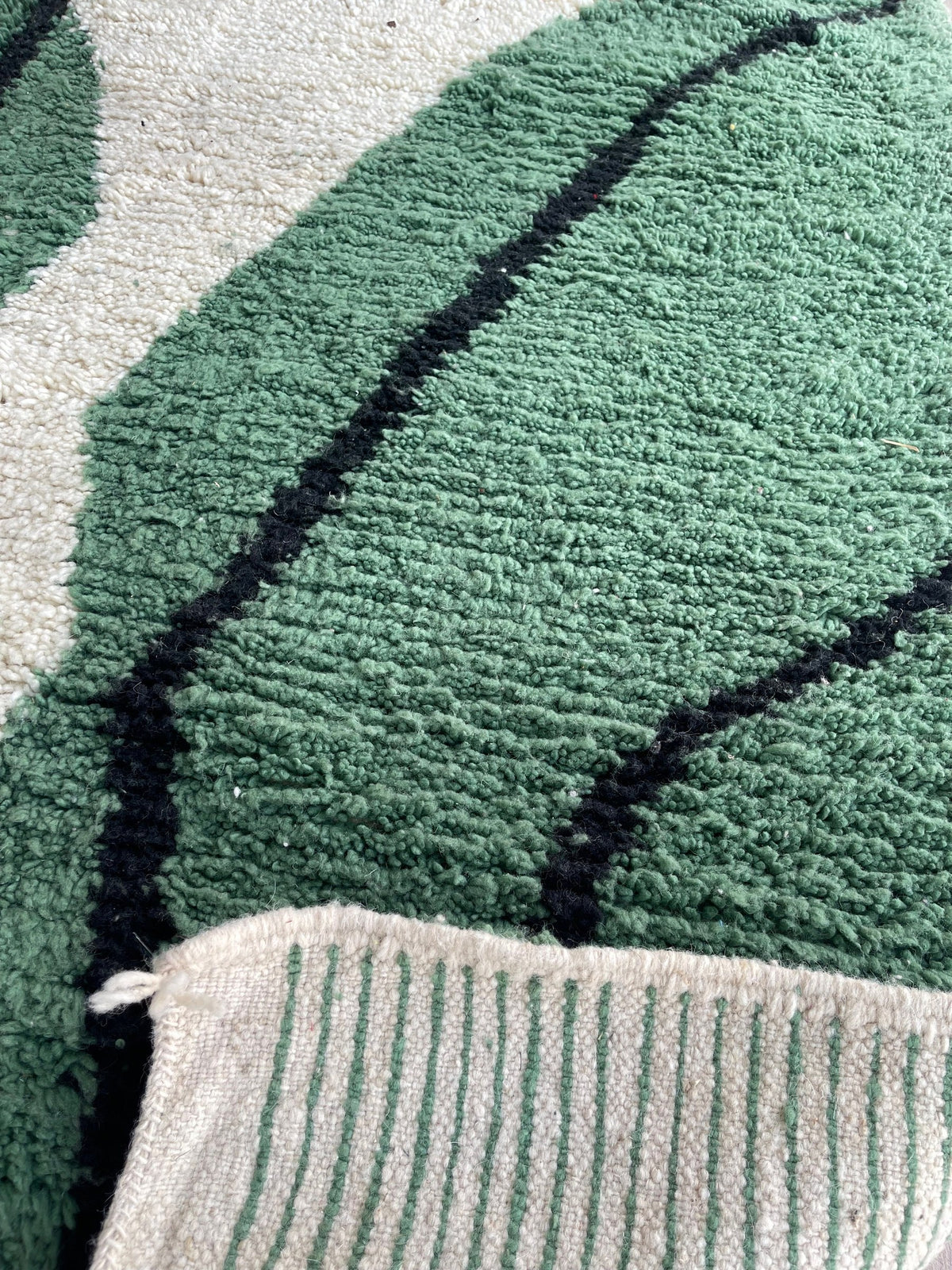 Gros plan sur l'envers du tapis berbère Azrou, nœuds visibles sur la chaîne de coton, sans dossier