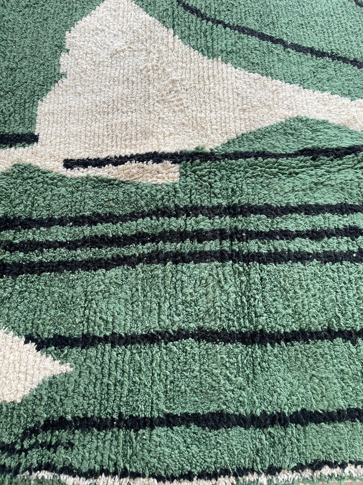Gros plan sur un détail du tapis berbère Azrou, tracé irrégulier du motif fait main