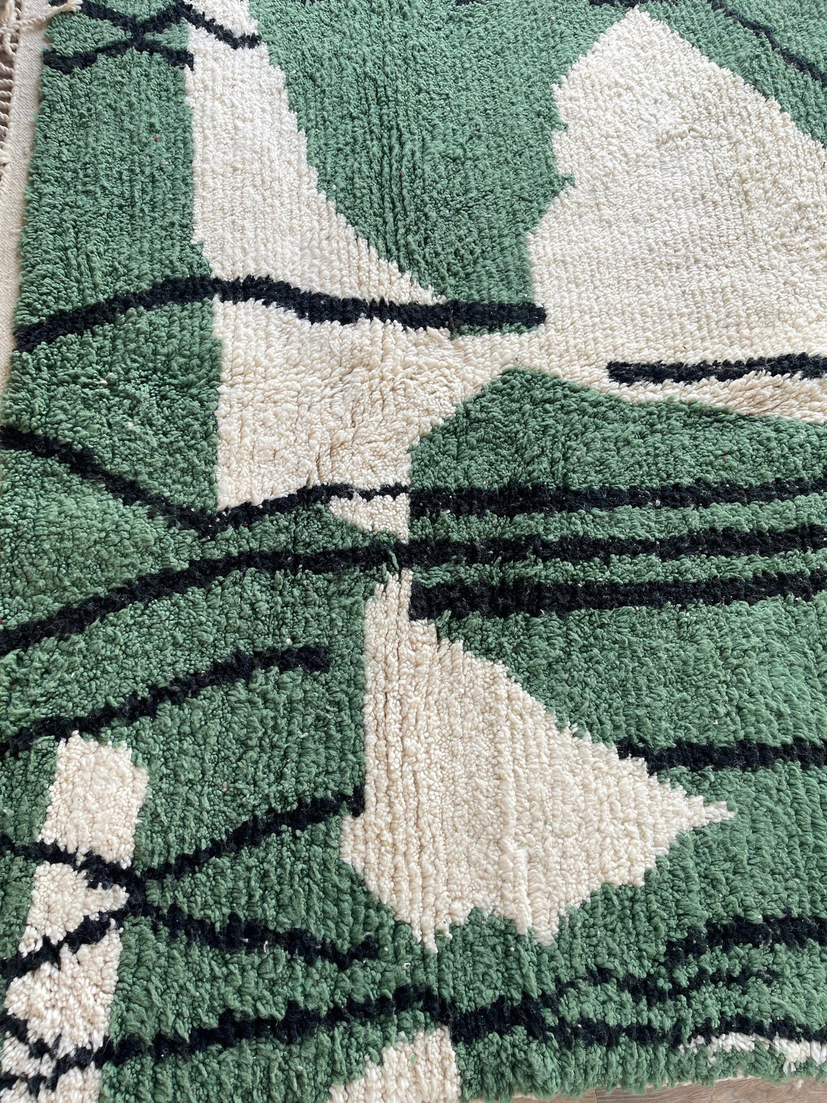 Gros plan sur un détail du tapis berbère Azrou, nuances de la laine et du motif de près