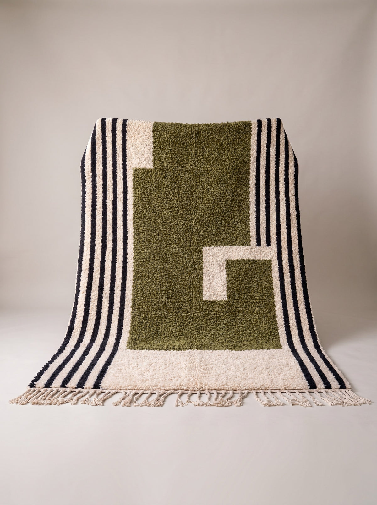 Tapis berbère graphique vert olive Angour suspendu, pièce unique nouée main au Maroc