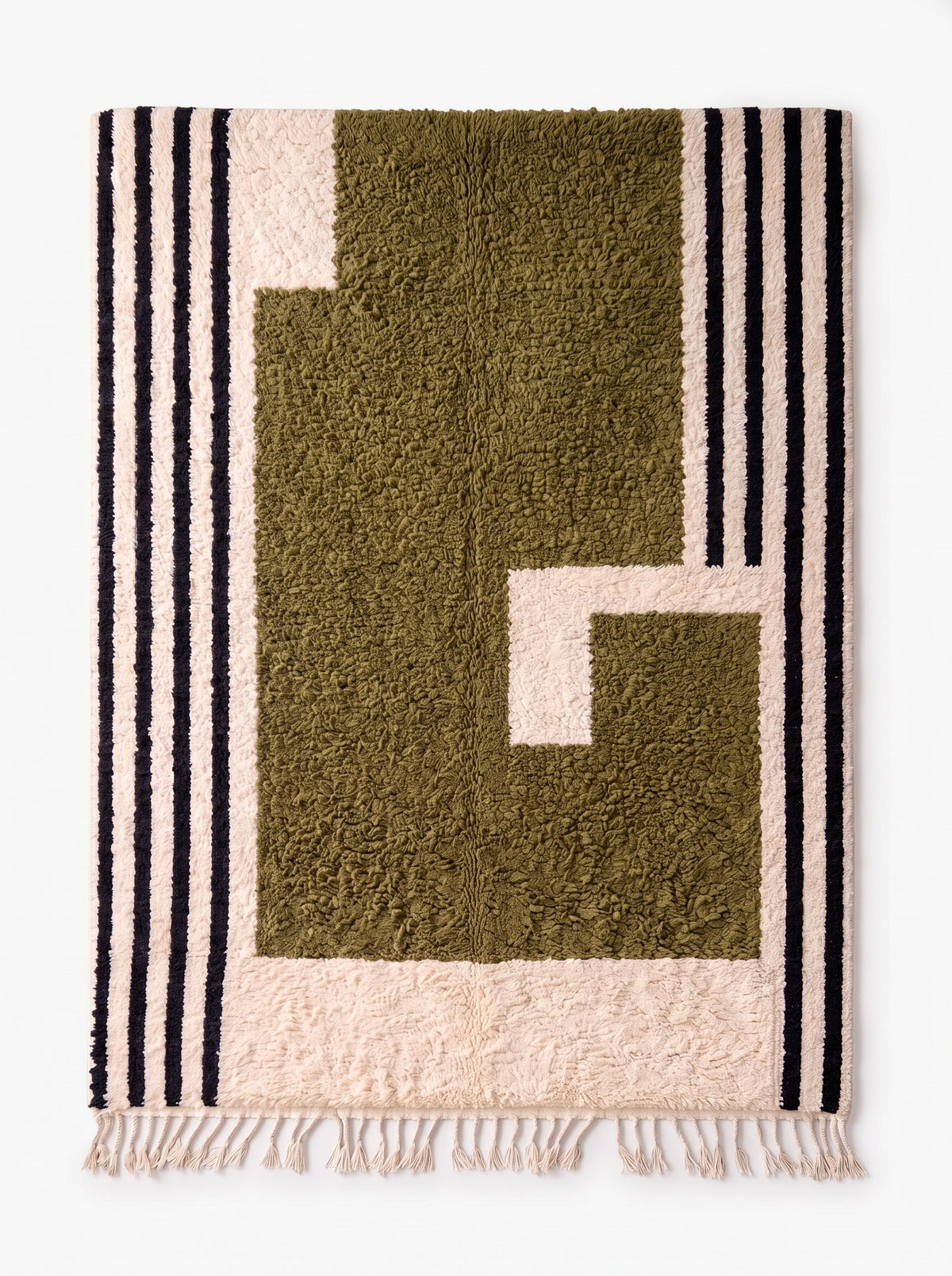 Tapis berbère graphique vert olive Angour vu à plat, grand bloc vert olive en forme de G, franges écrues nouées en bas seulement