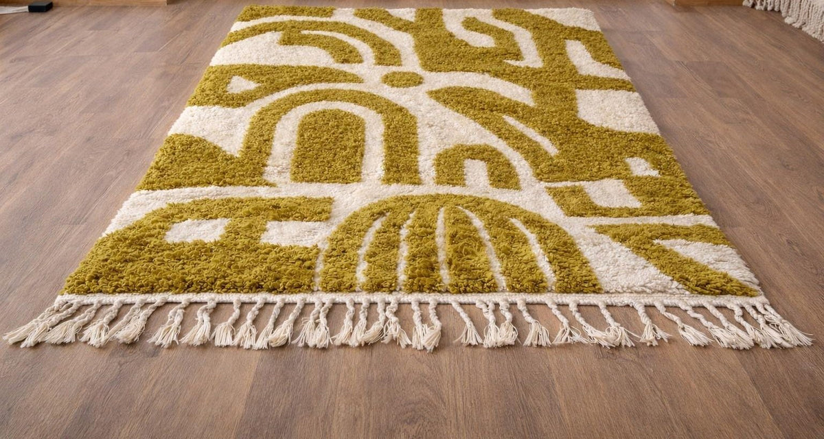 Tapis berbère graphique vert olive et blanc Nerilt posé au sol vu en biais, noué main au Maroc