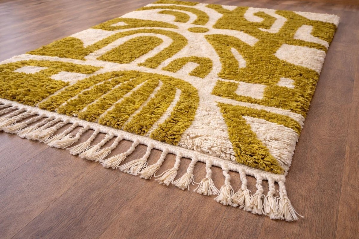 Gros plan sur les franges du tapis berbère Nerilt, écrues torsadées en bas seulement, nouées à la main
