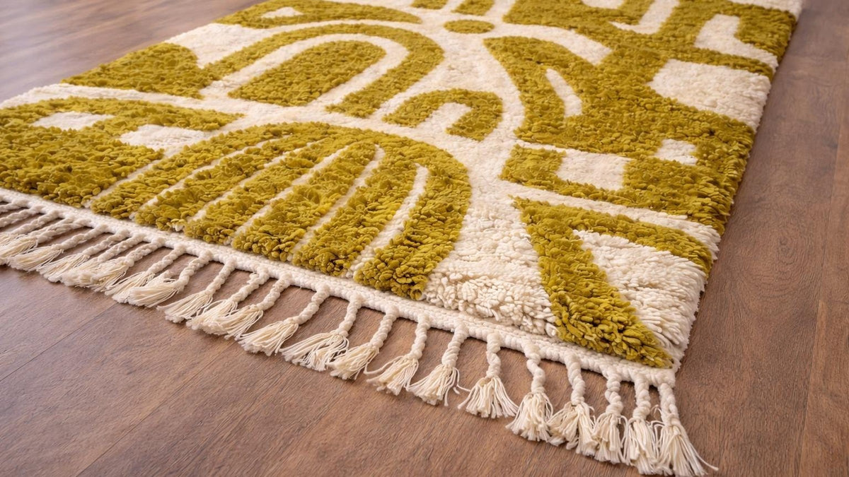 Gros plan sur la laine du tapis berbère Nerilt, poil vert olive et blanc
