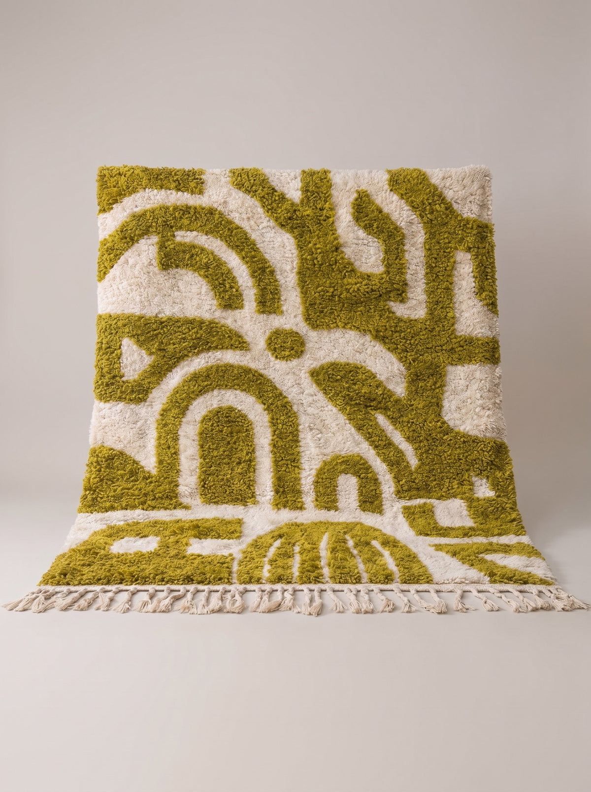 Tapis berbère graphique vert olive et blanc Nerilt suspendu, pièce unique nouée main au Maroc