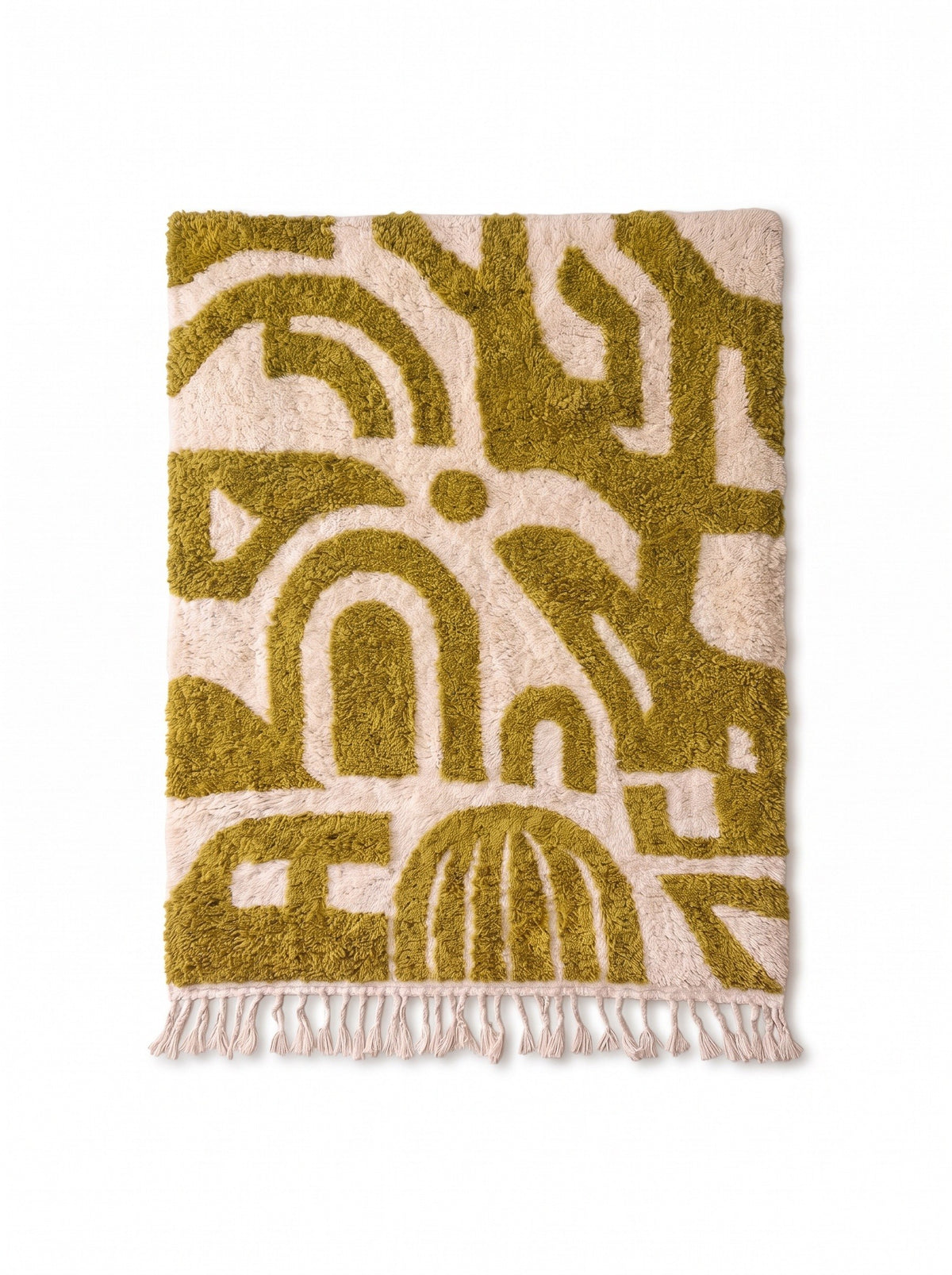 Tapis berbère graphique vert olive et blanc Nerilt vu à plat, fond crème à poil long, formes vert olive