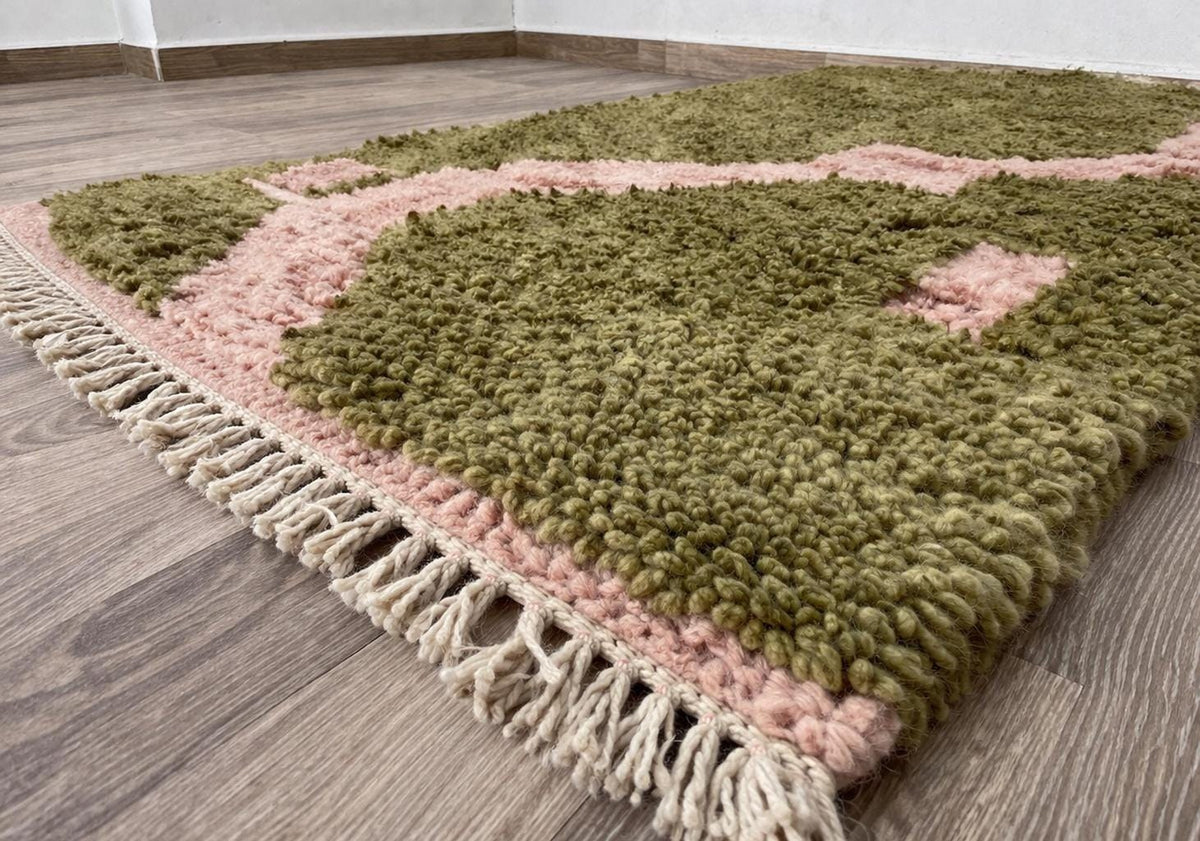 Gros plan sur le coin relevé du tapis berbère Nekor, bordure et envers visibles de près