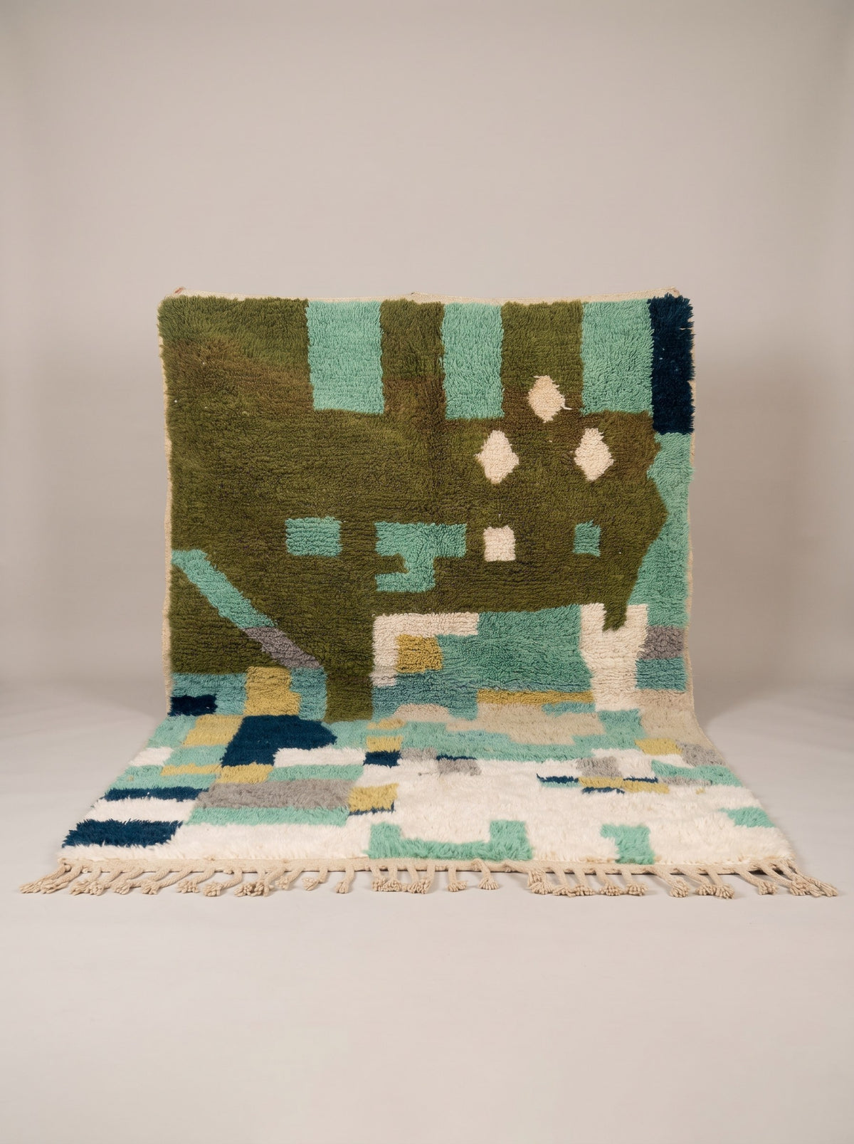 Tapis berbère graphique vert olive Issafen suspendu, pièce unique nouée main au Maroc