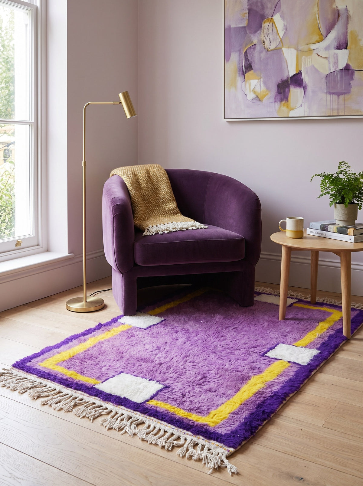 Tapis berbère graphique violet et jaune Tamghra dans un coin lecture, noué main au Maroc