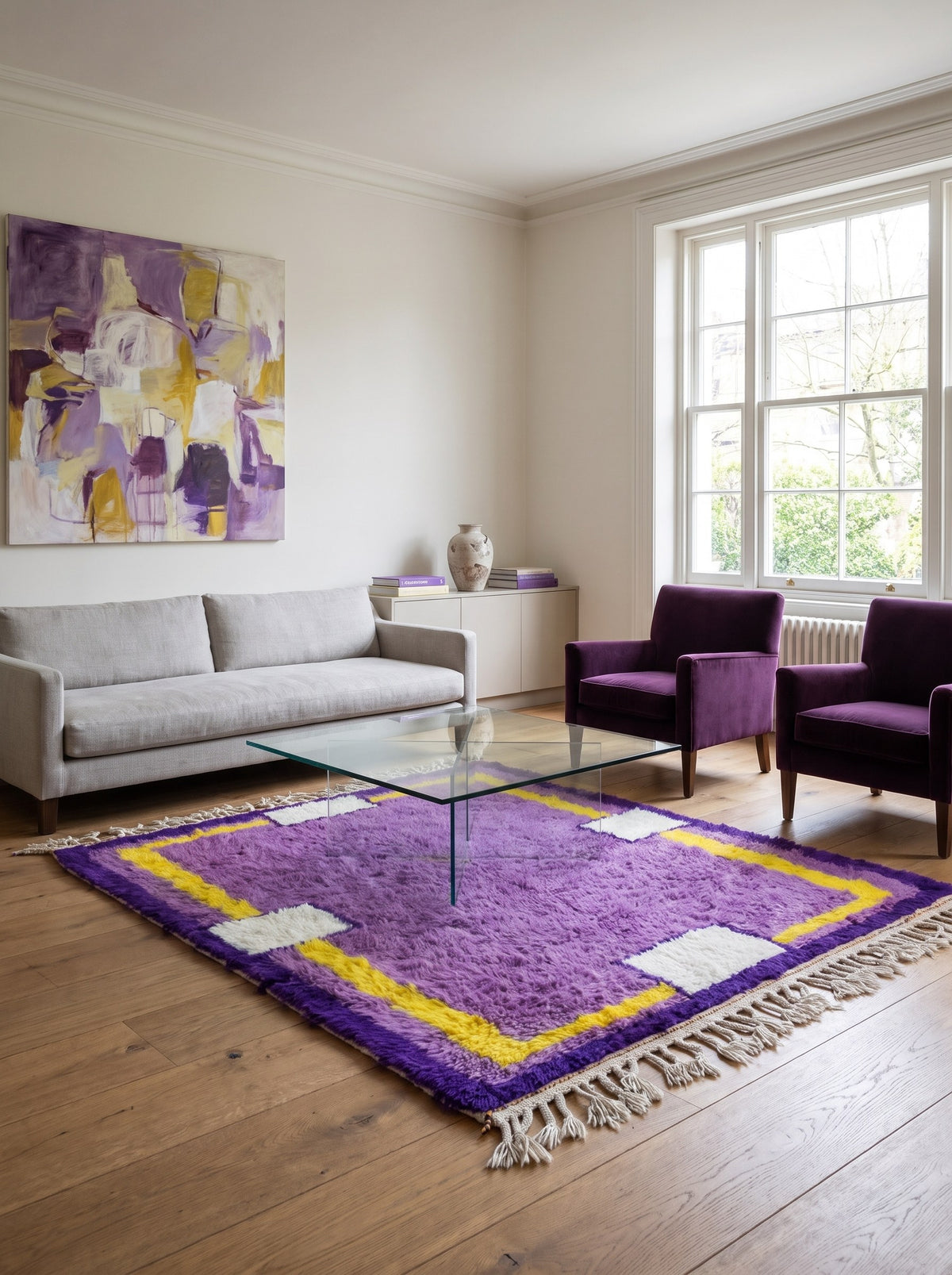 Tapis berbère graphique violet et jaune Tamghra dans un autre salon, noué main au Maroc