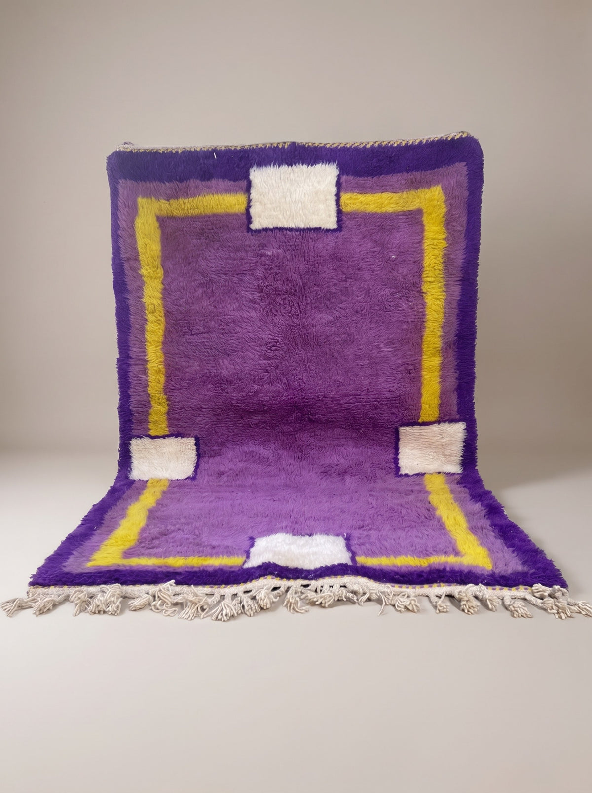 Tapis berbère graphique violet et jaune Tamghra suspendu, pièce unique nouée main au Maroc