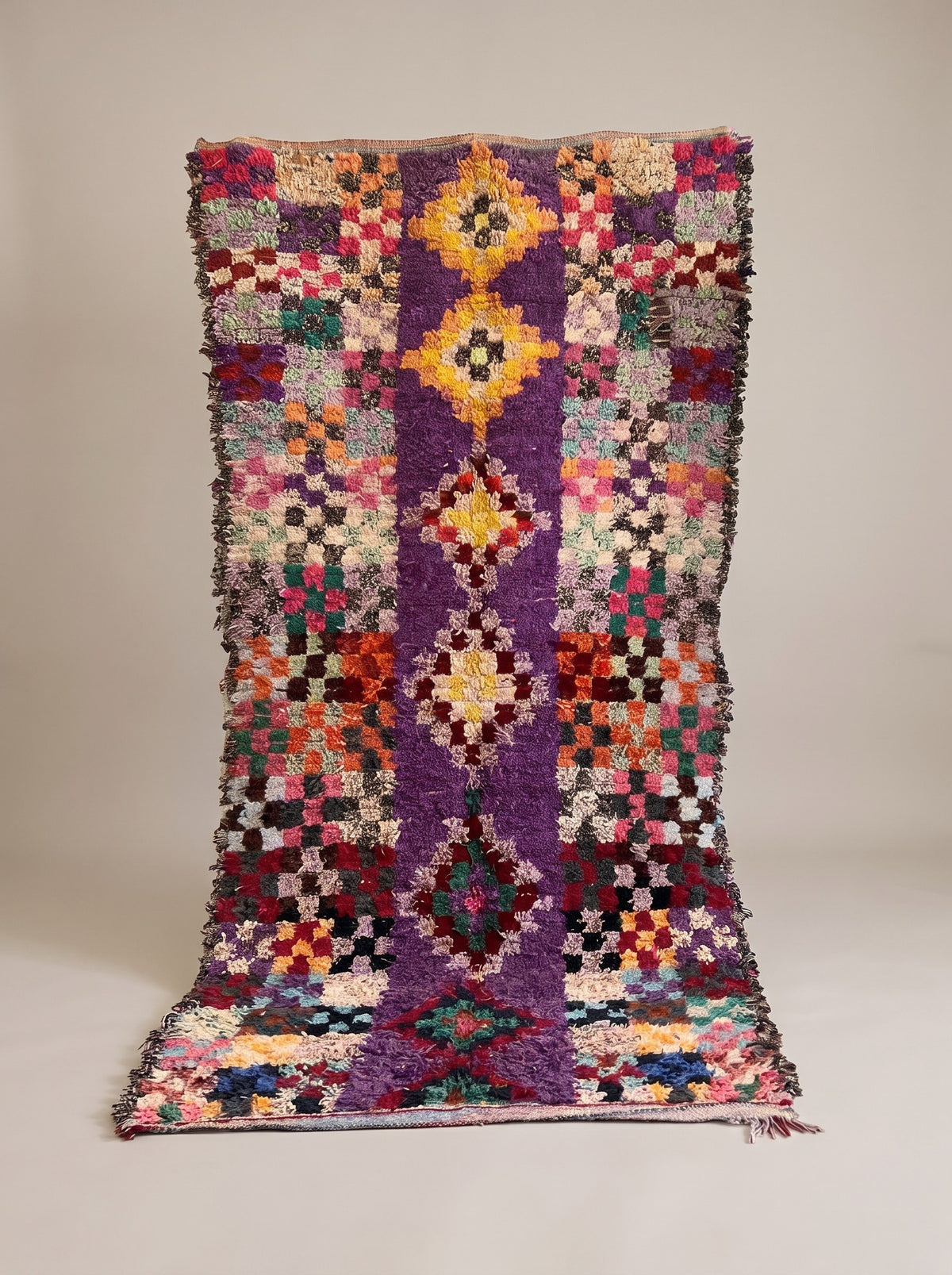 Tapis berbère graphique violet multicolore Agim suspendu, pièce unique nouée main au Maroc