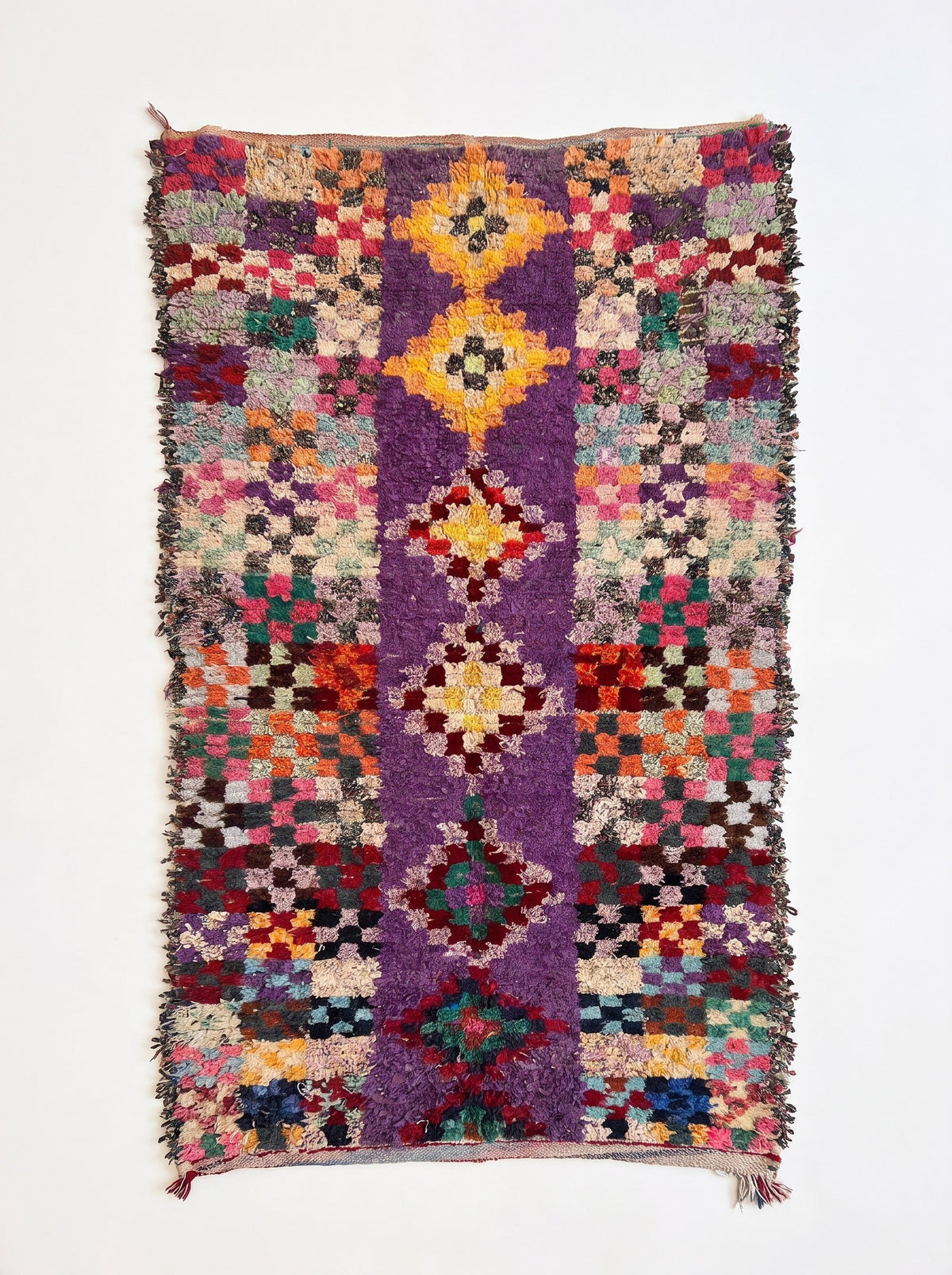 Tapis berbère graphique violet multicolore Agim vu à plat, bande centrale violette portant six losanges