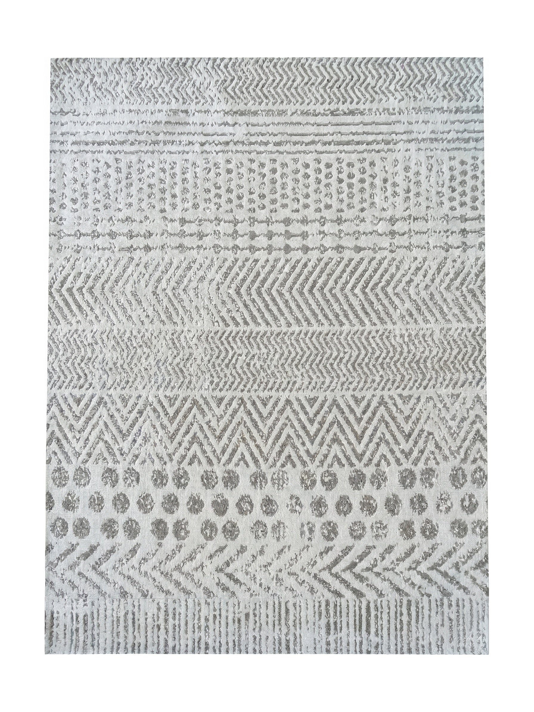 Tapis texturé gris clair et foncé orné de motifs géométriques variés disposés en bandes horizontales